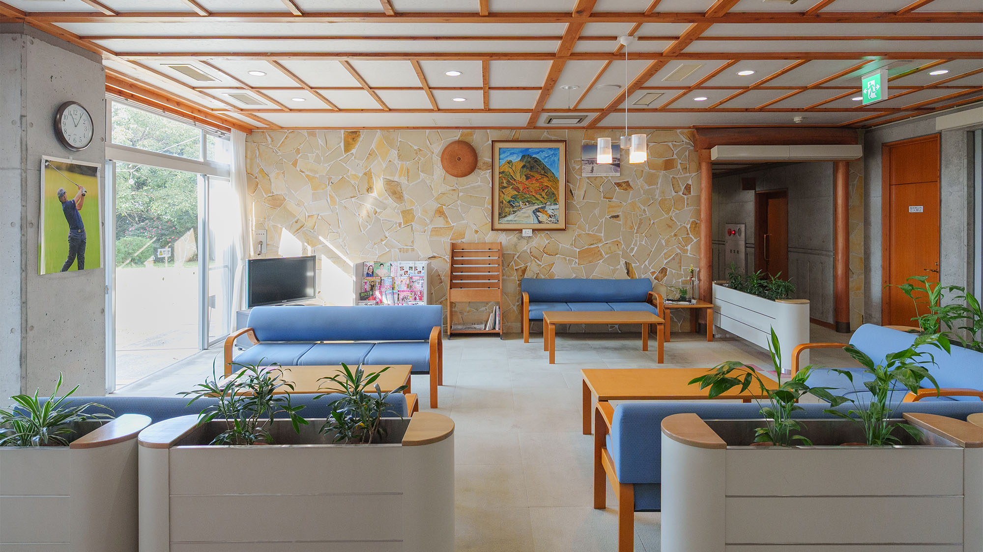 ・【ロビー】コンクリートの壁と木を基調としたロビー。どこか温もりがあって落ち着きます