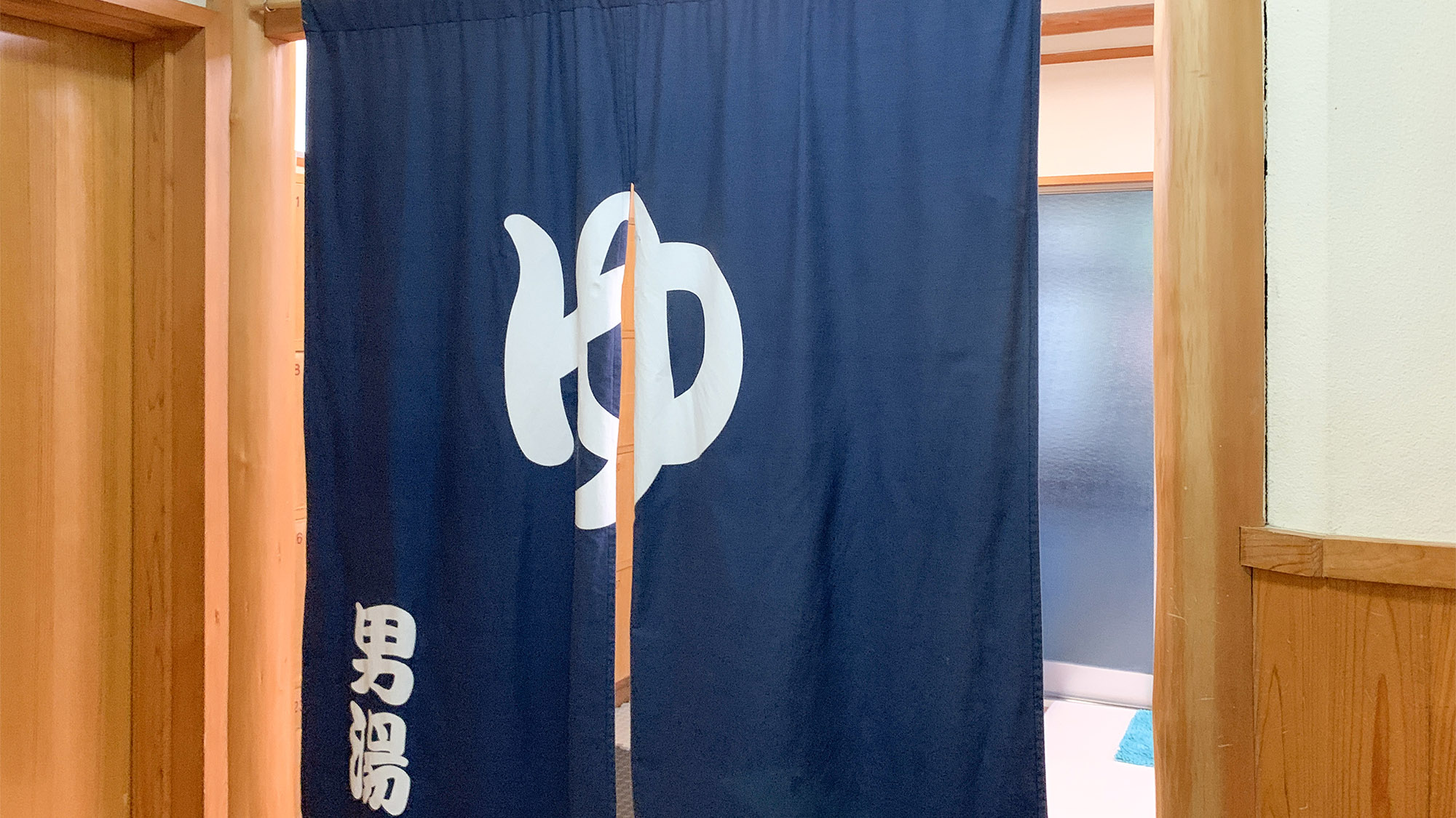 ・【大浴場】のれんがかかった入り口が象徴的。伝統的な和の空間が温もりを感じさせます