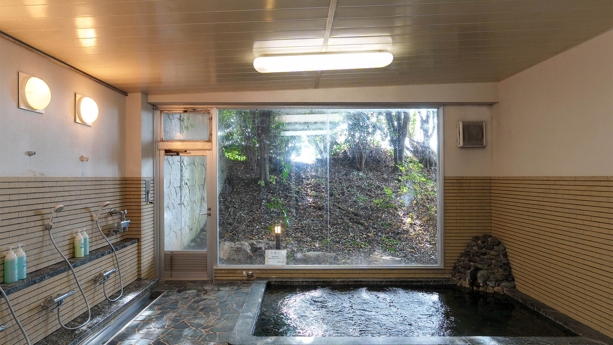 ・【大浴場】大きな窓から木々を眺めて１日の疲れをリフレッシュ