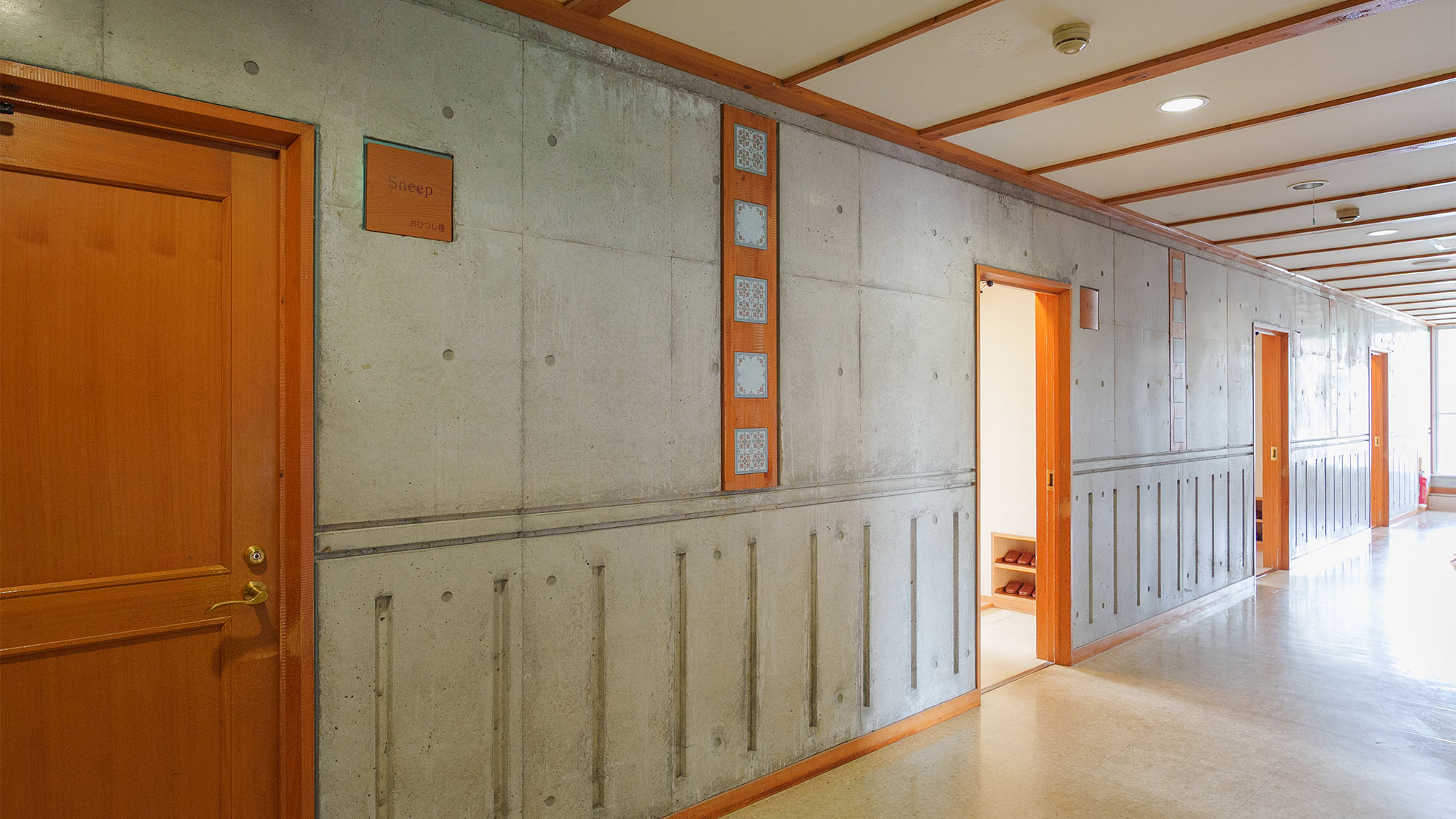 ・【廊下】客室へと続く通路。お部屋の名前は星座でロマンチックで親しみやすい施設です