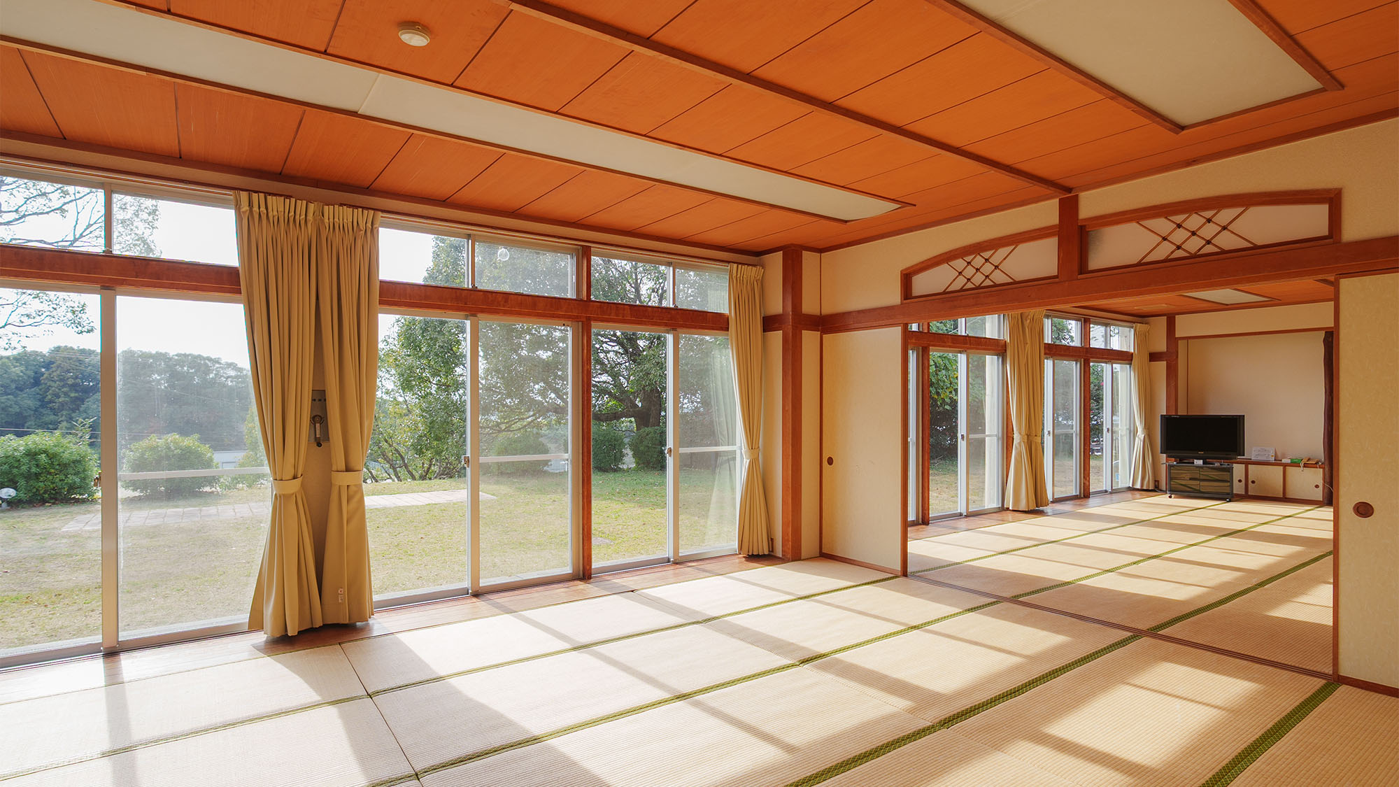 ・【研修室／和室40畳】大きな窓があり日当たりの良い開放的な空間