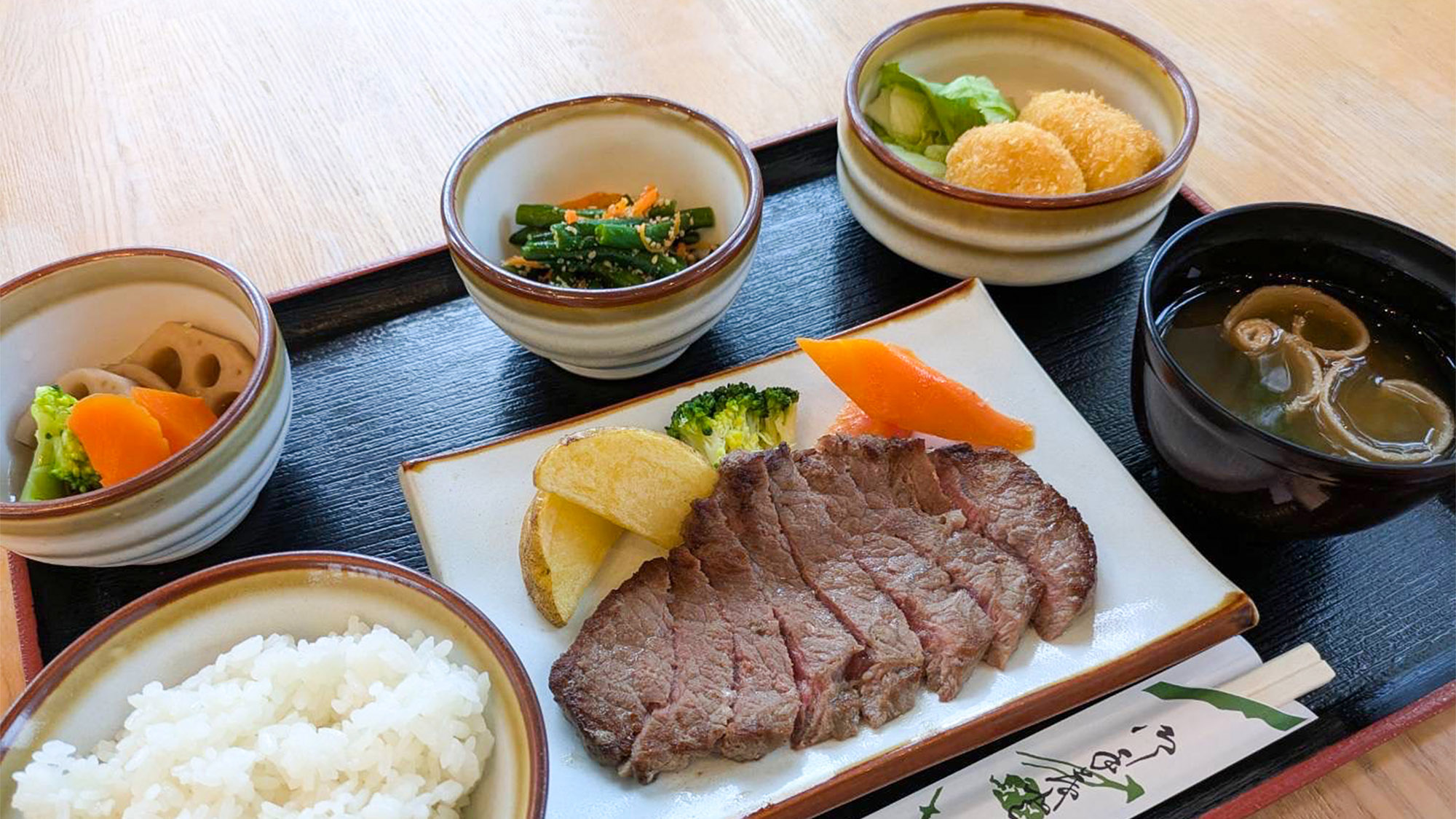 ・【夕食一例】ごはんやみそ汁、日により異なるメイン料理。夕食をおなかいっぱいにご堪能いただけます