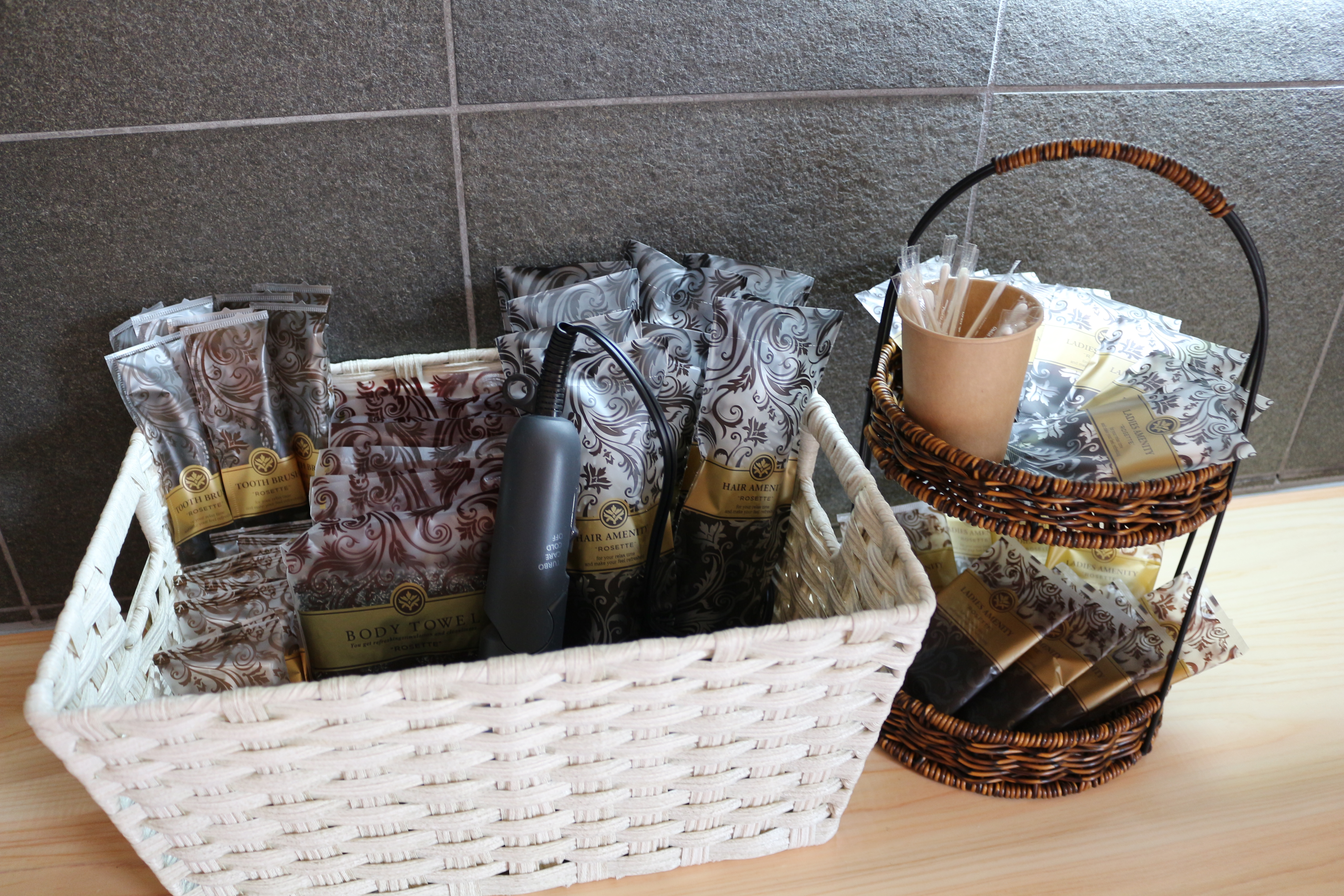 歯ブラシ、ヘアブラシ、かみそり、綿棒、ボディタオル、ヘアゴム、ヘアキャップ、コットン、フェイスマスク