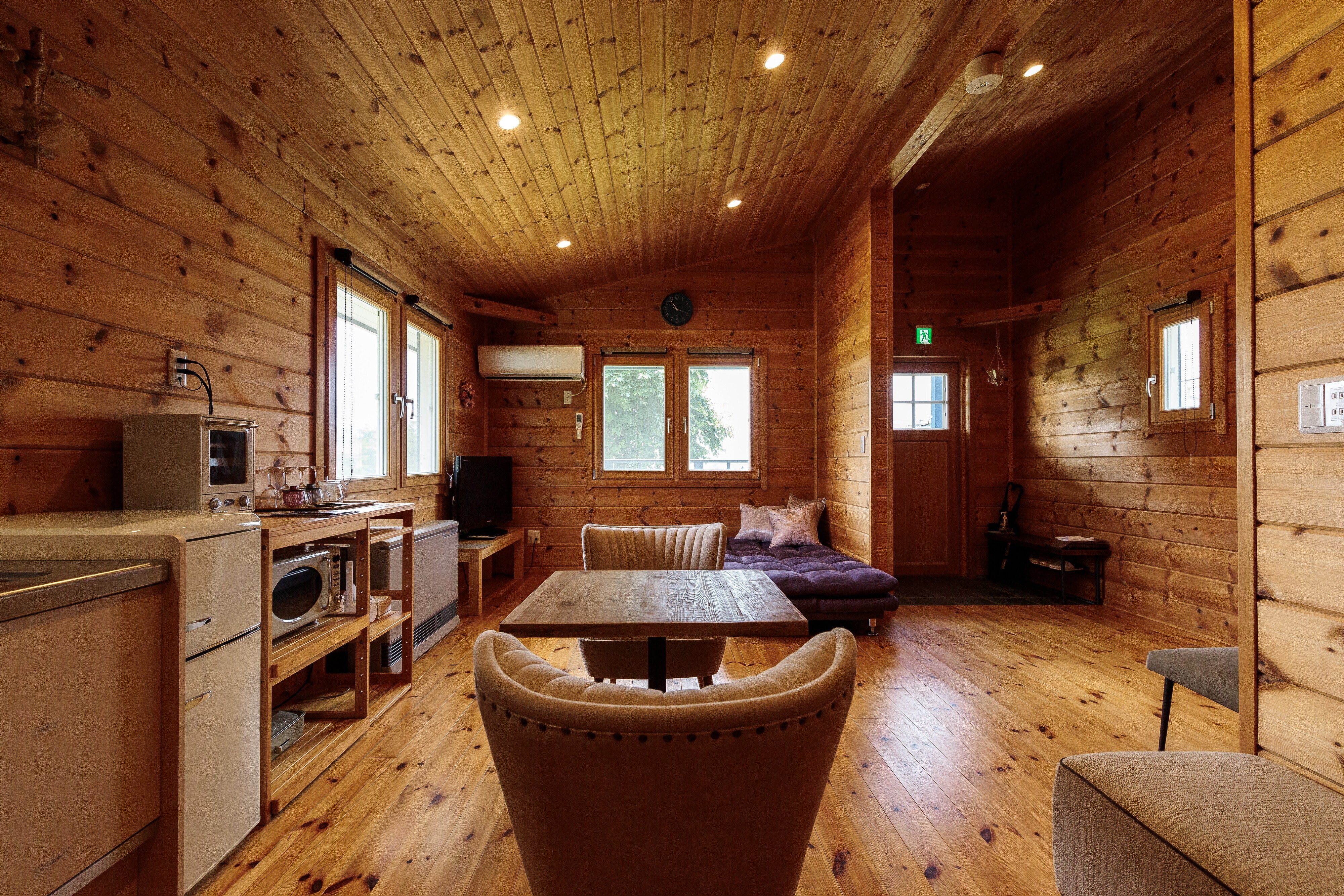 室内はパイン材をふんだんに使用しています。リビングと寝室にエアコン、また冬期用にヒータを備えています。本格的なキッチンや洗濯機もあるので長期滞在にも便利です。