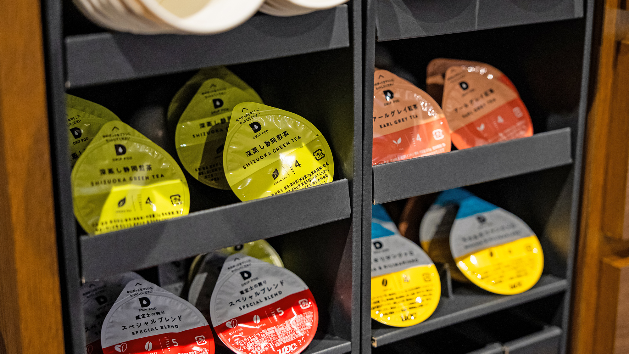 ラウンジでの24時間フリードリンクサービス