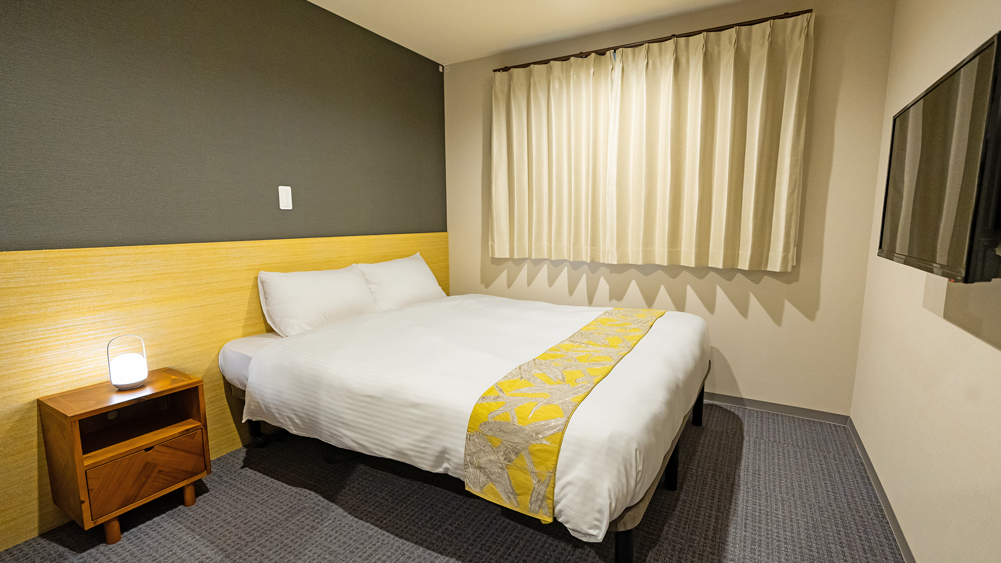 スタンダードクイーンルームの客室でございます。