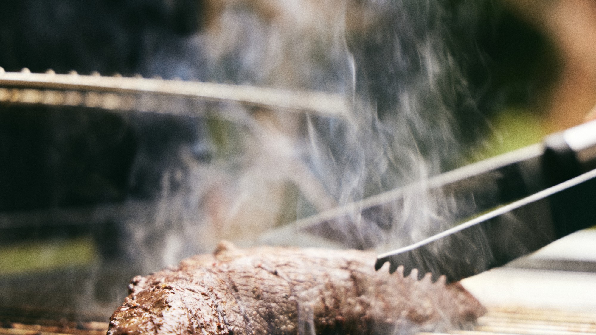 ジビエ肉を焼いている