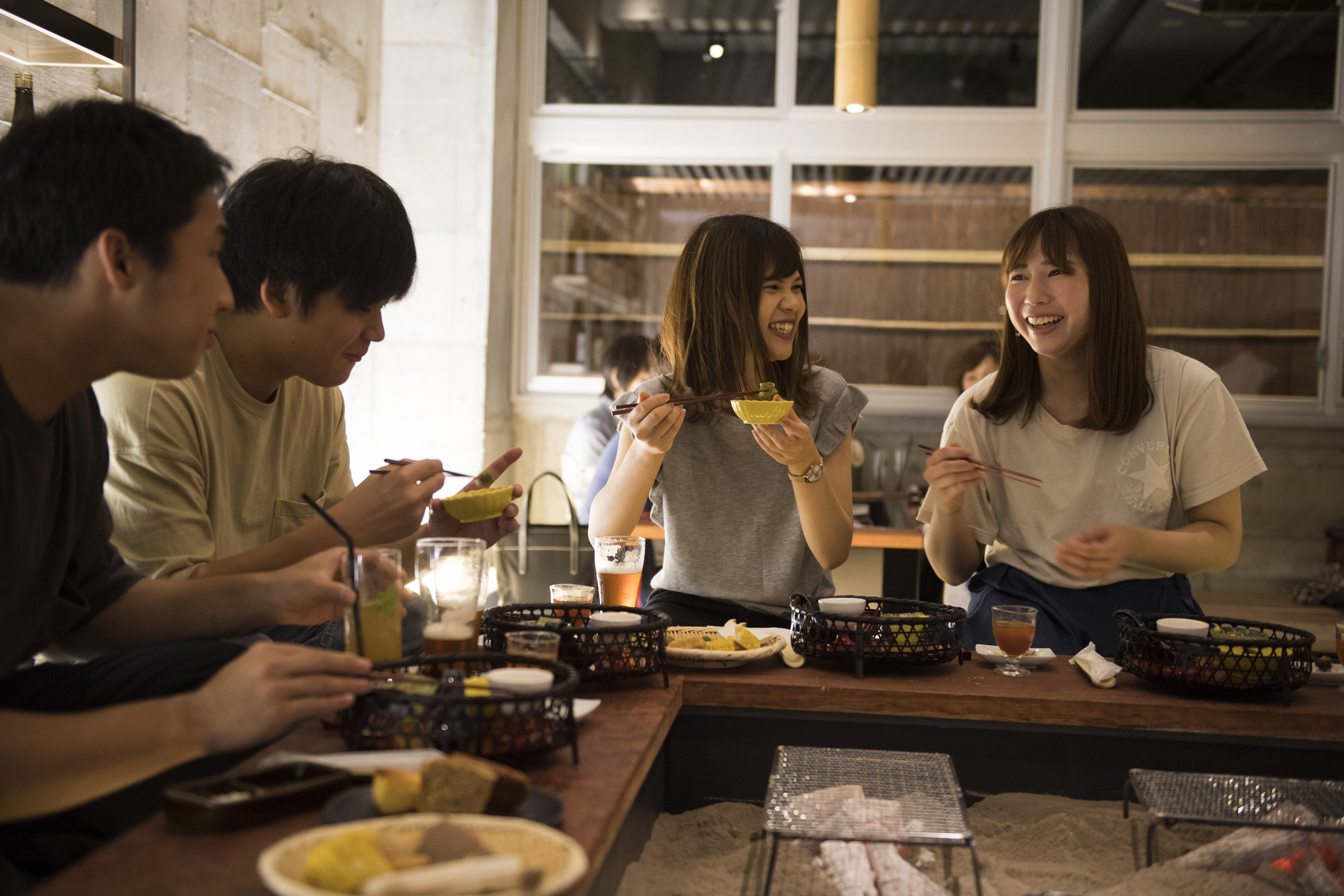 囲炉裏を囲み四季折々の料理をご堪能いただけます。