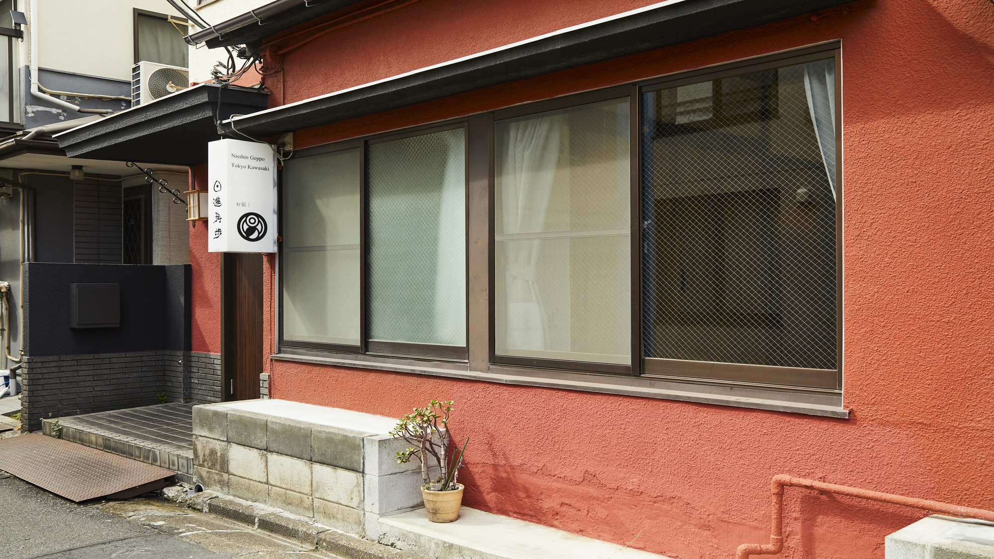 ノスタルジックな街に溶け込む建物です