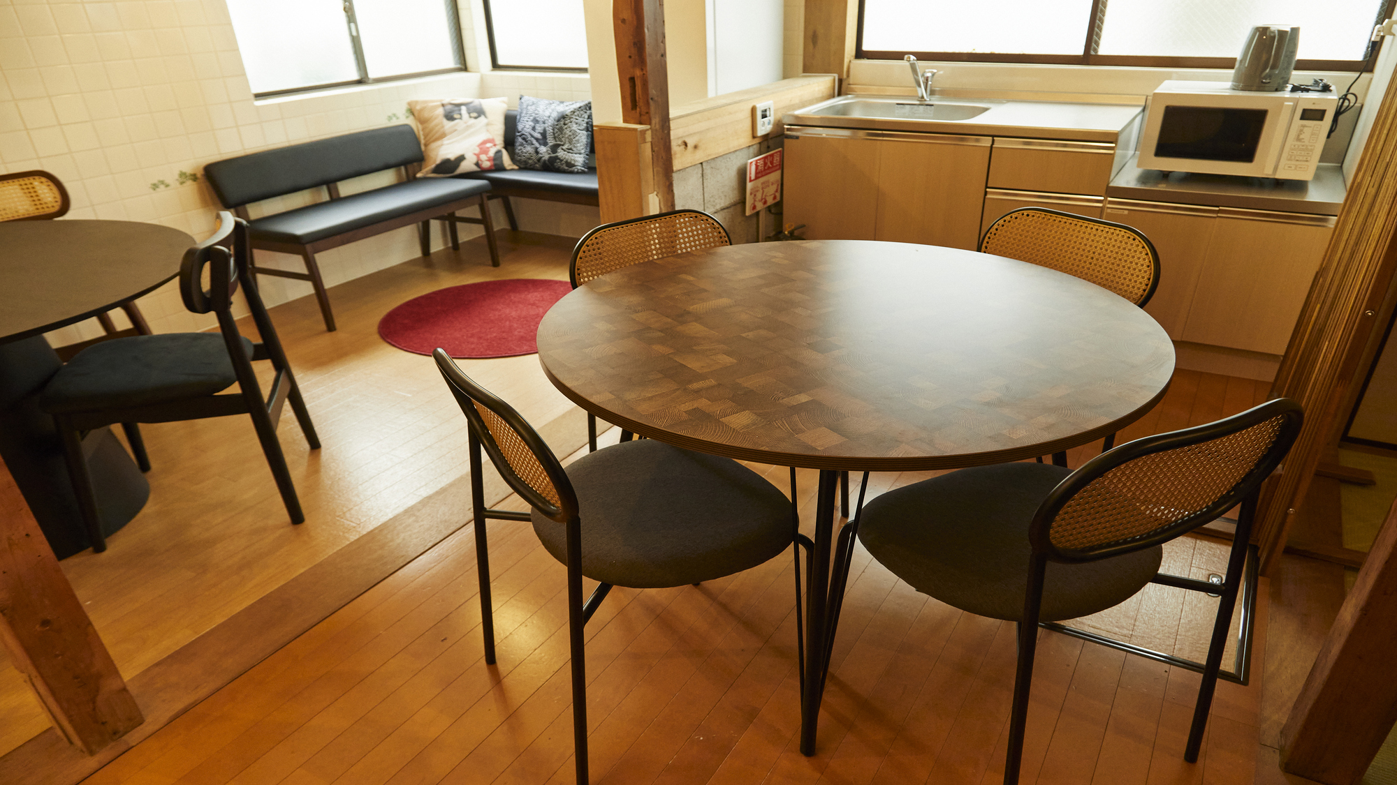 ダイニングエリアには円卓をご用意、食卓を囲って楽しいひと時を