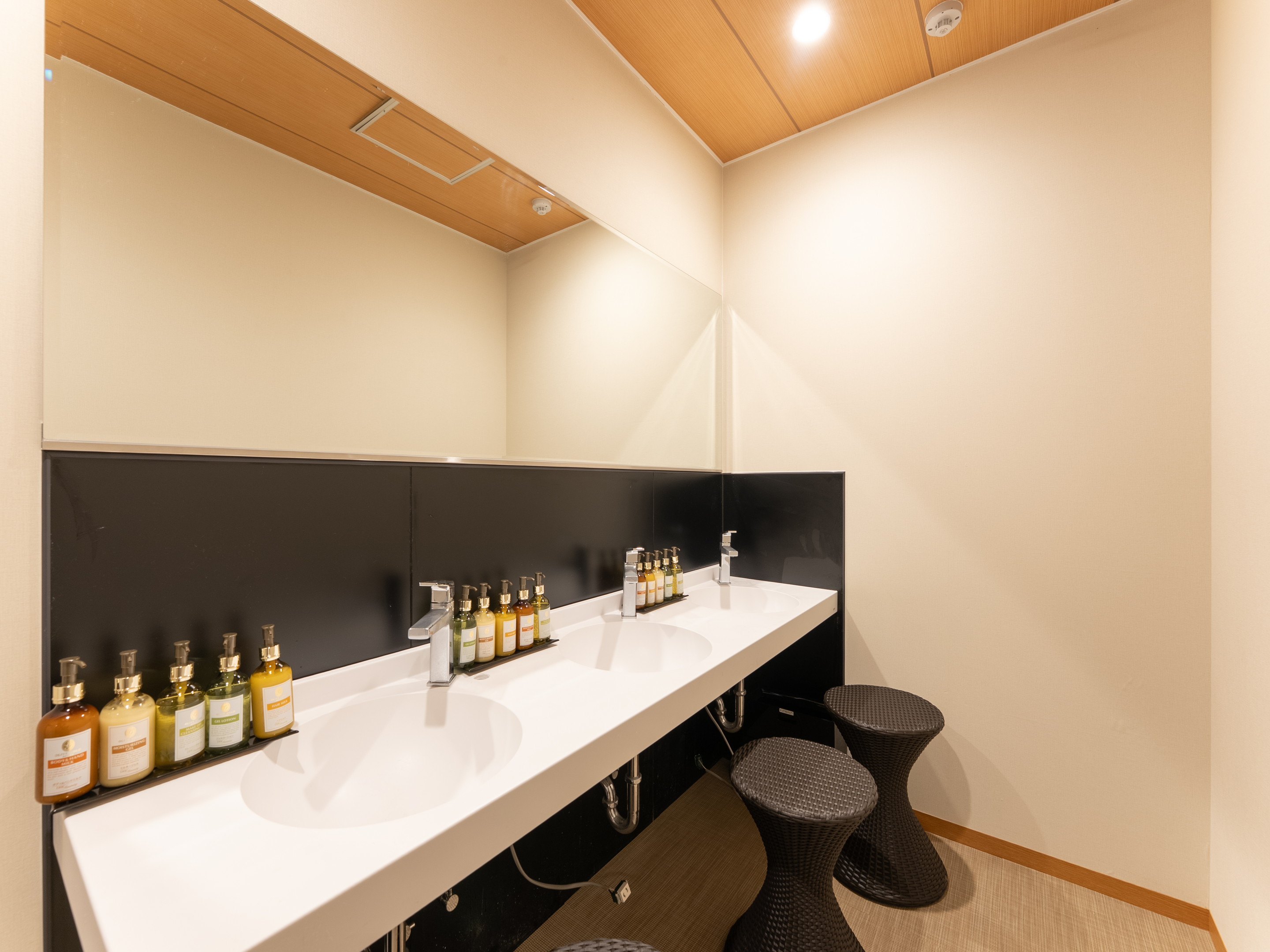 【パウダールーム】リファドライヤー＆ＤＨＣ社アメニティを採用