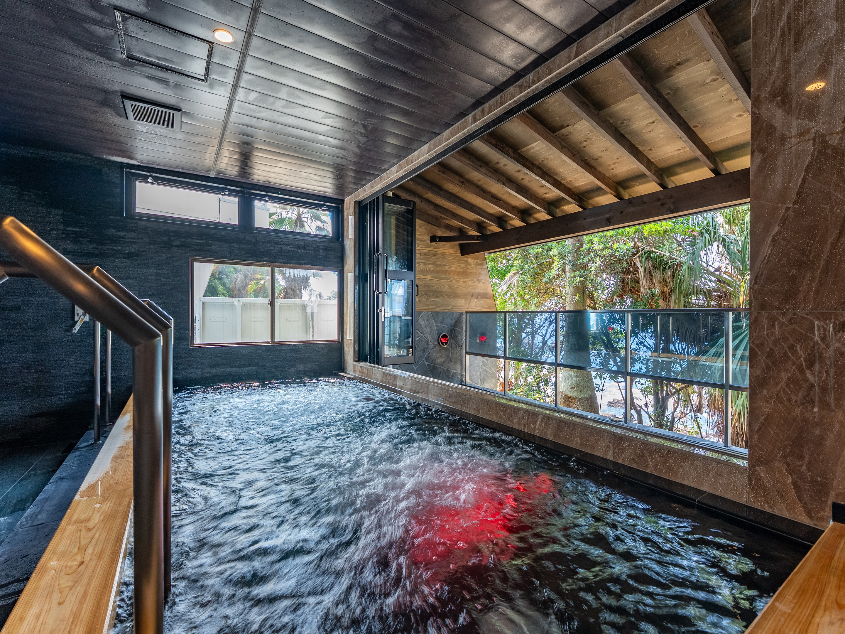 【天然温泉内湯】太平洋を一望できる開放的なオーシャンビュー内湯風呂