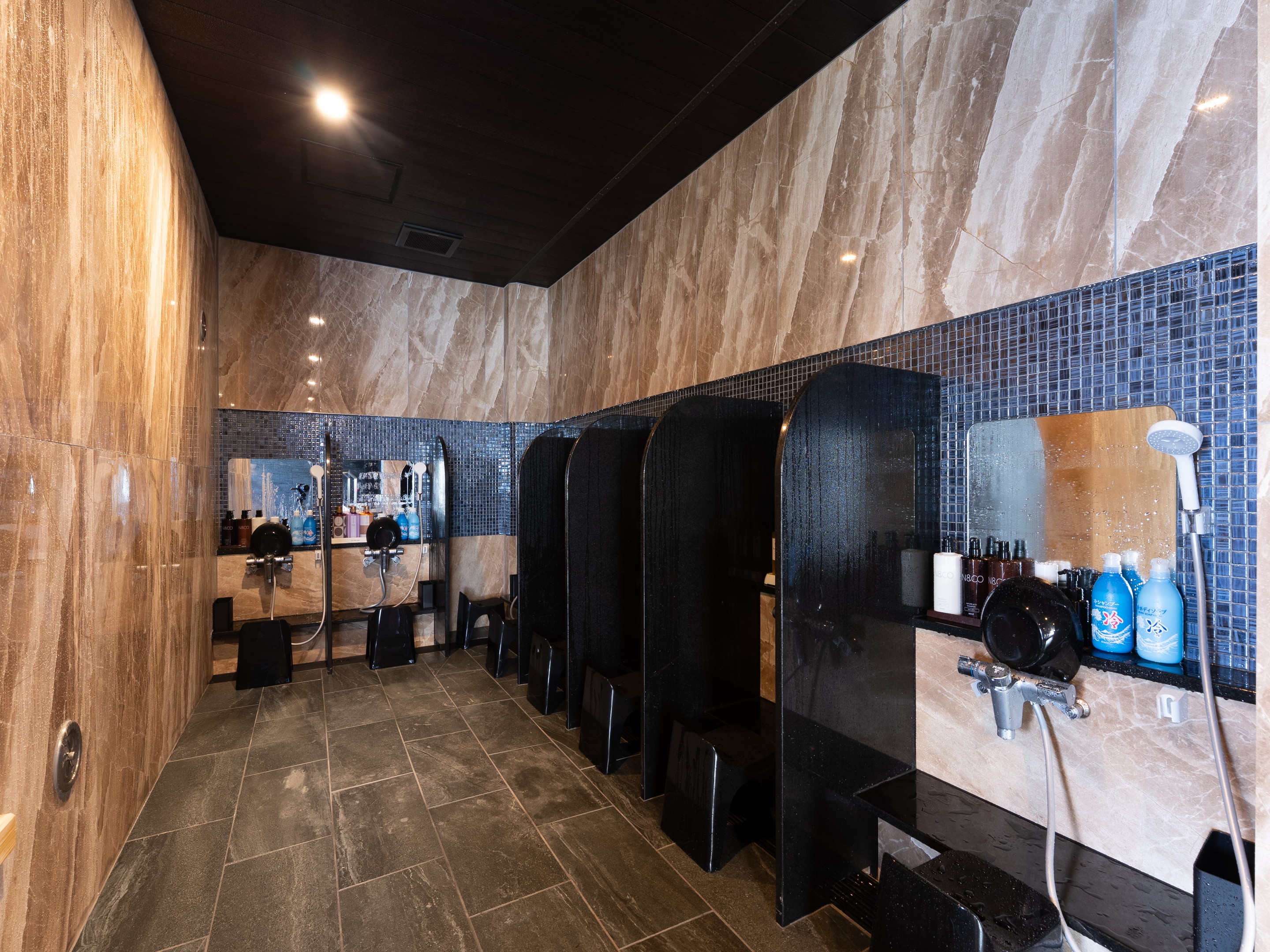 【ウォッシングスペース】様々なアメニティを席別にご用意しております