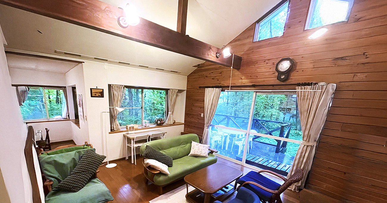 天井が高く広々とした印象のリビングは、木の梁が活かされたデザインです。 