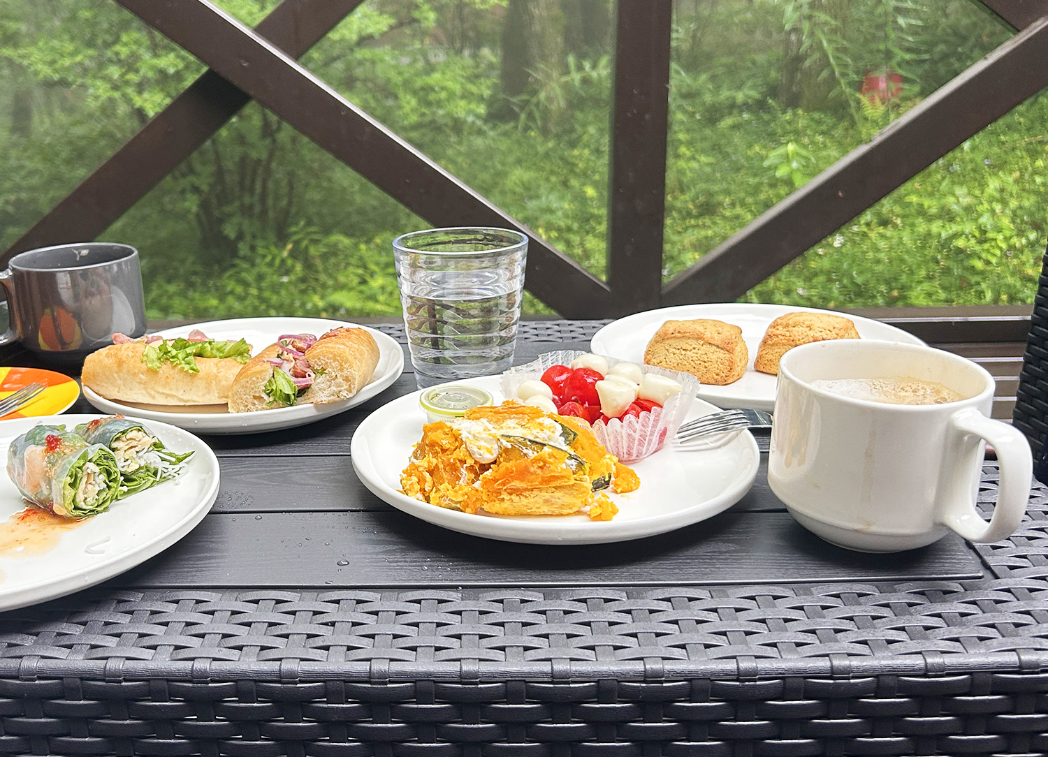 鳥の声を聞きながら取る朝食は、普段の何倍も美味しく感じられます。