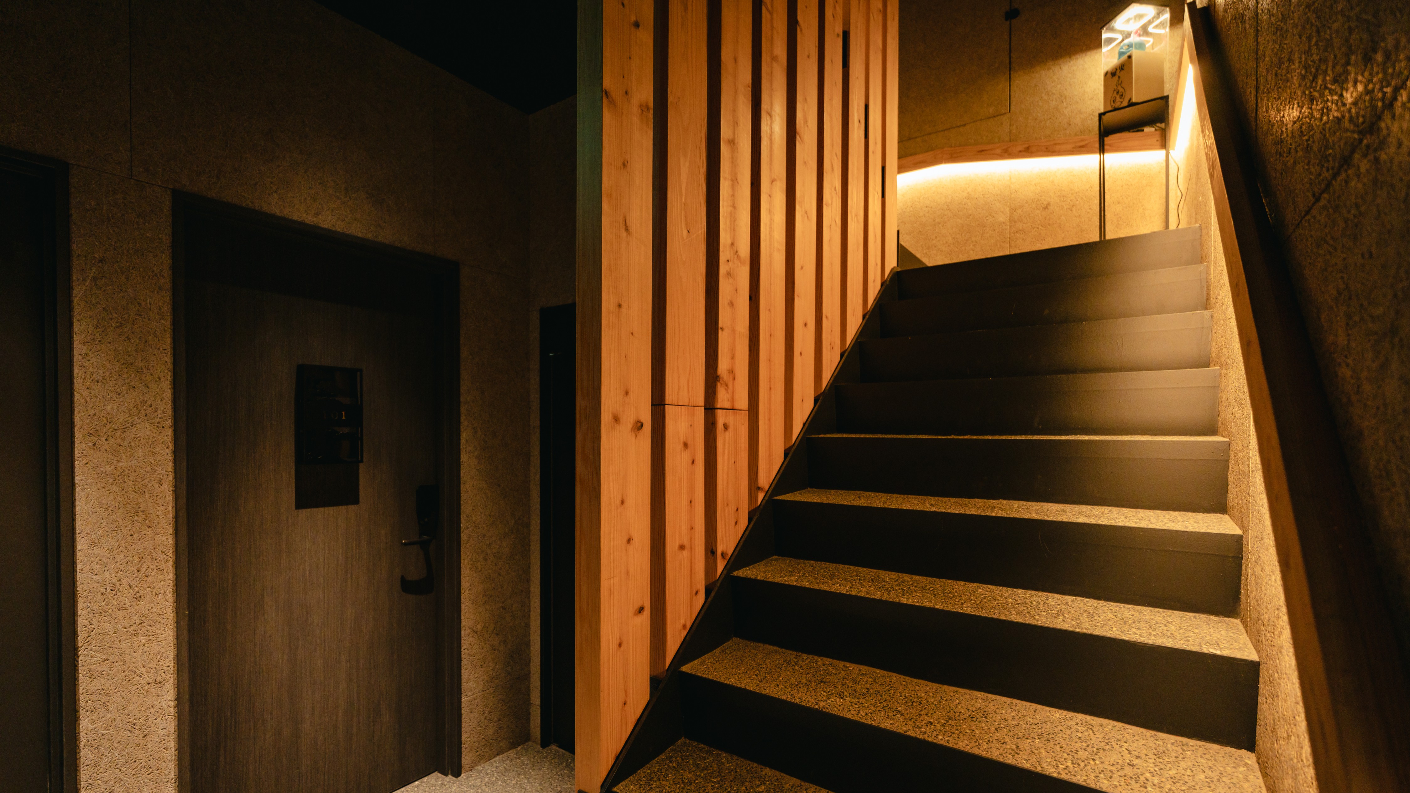 4階建てホテル（客室は1～3階、サウナ4階）客室までは階段をご利用いただきます。予めご了承ください。