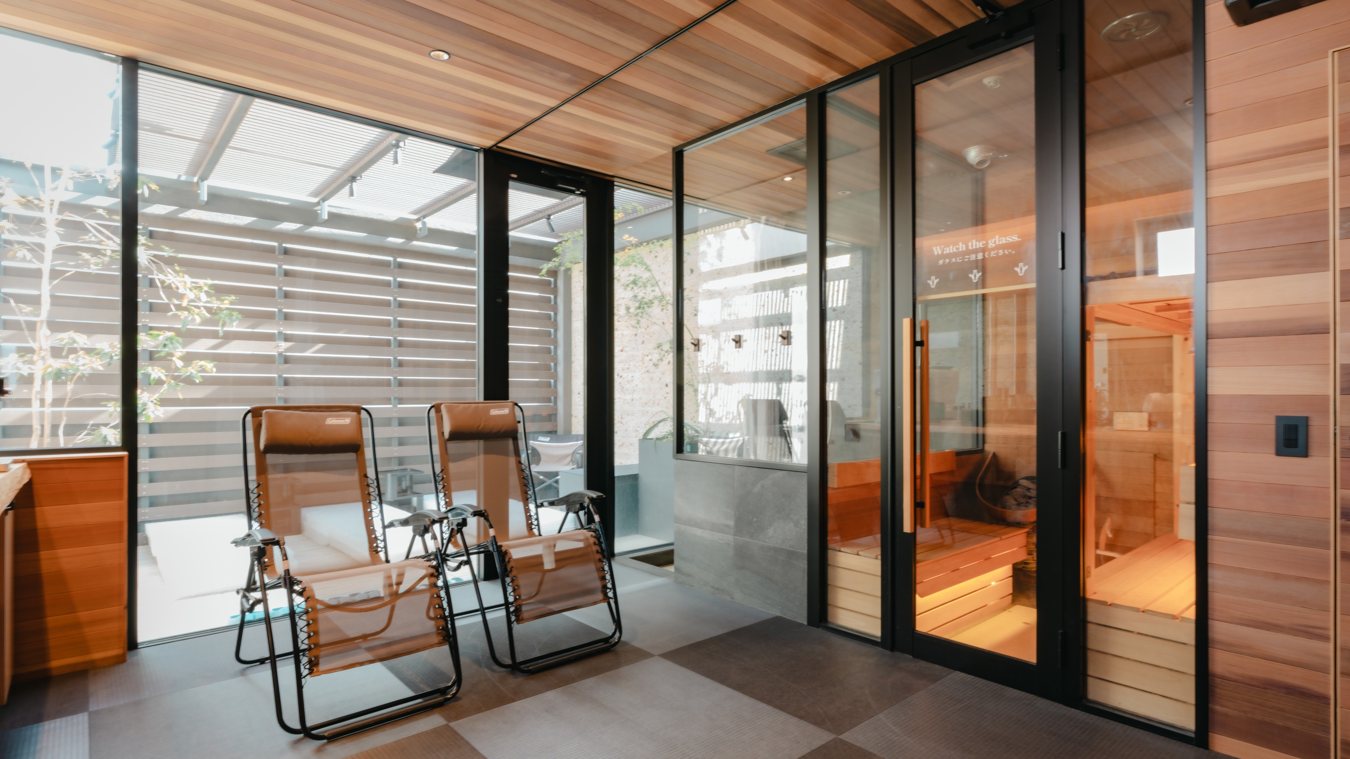 館内併設の個室サウナルーム（SAUNA Giraffe 天神）