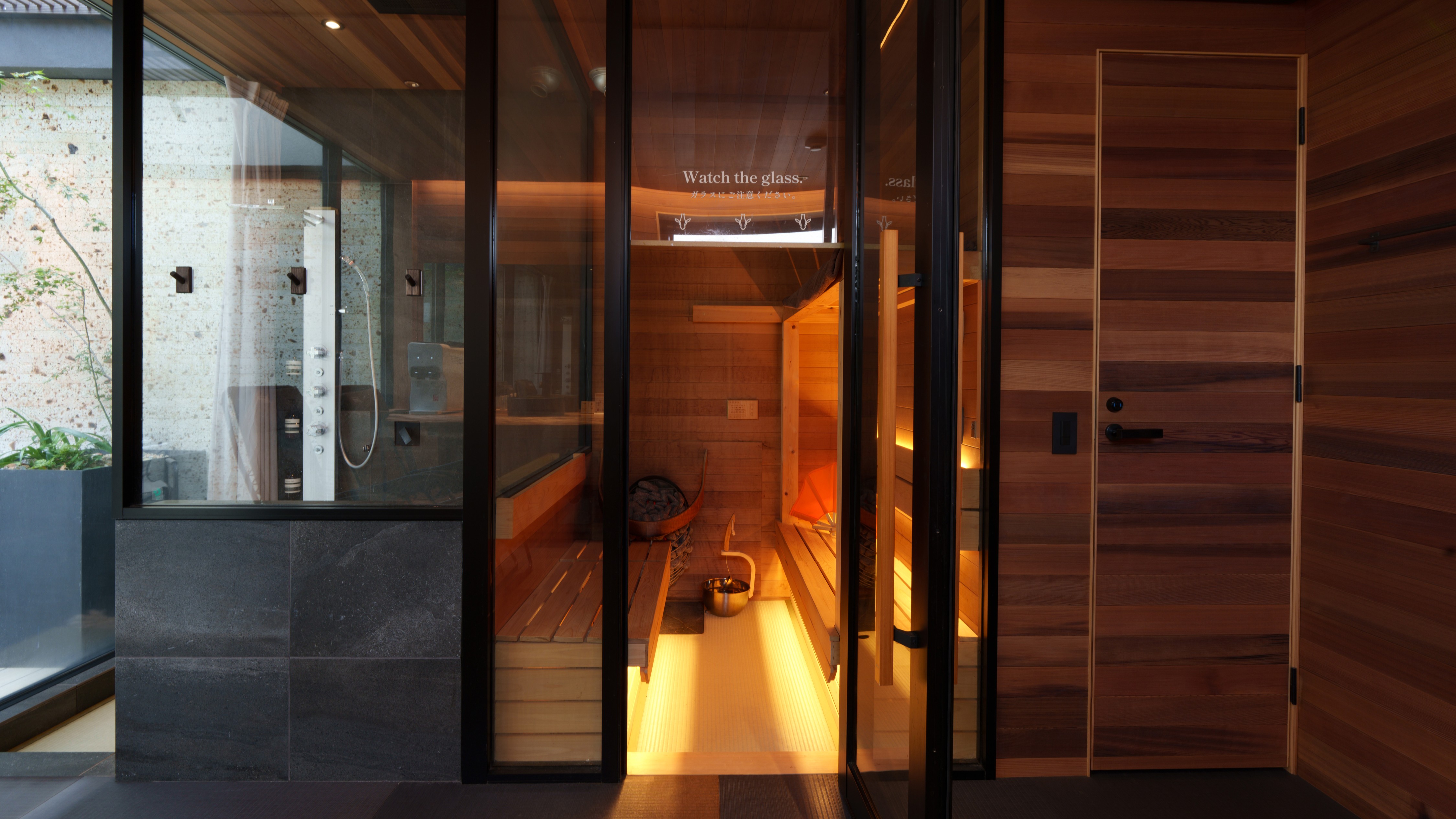 館内併設の個室サウナルーム（SAUNA Giraffe 天神）