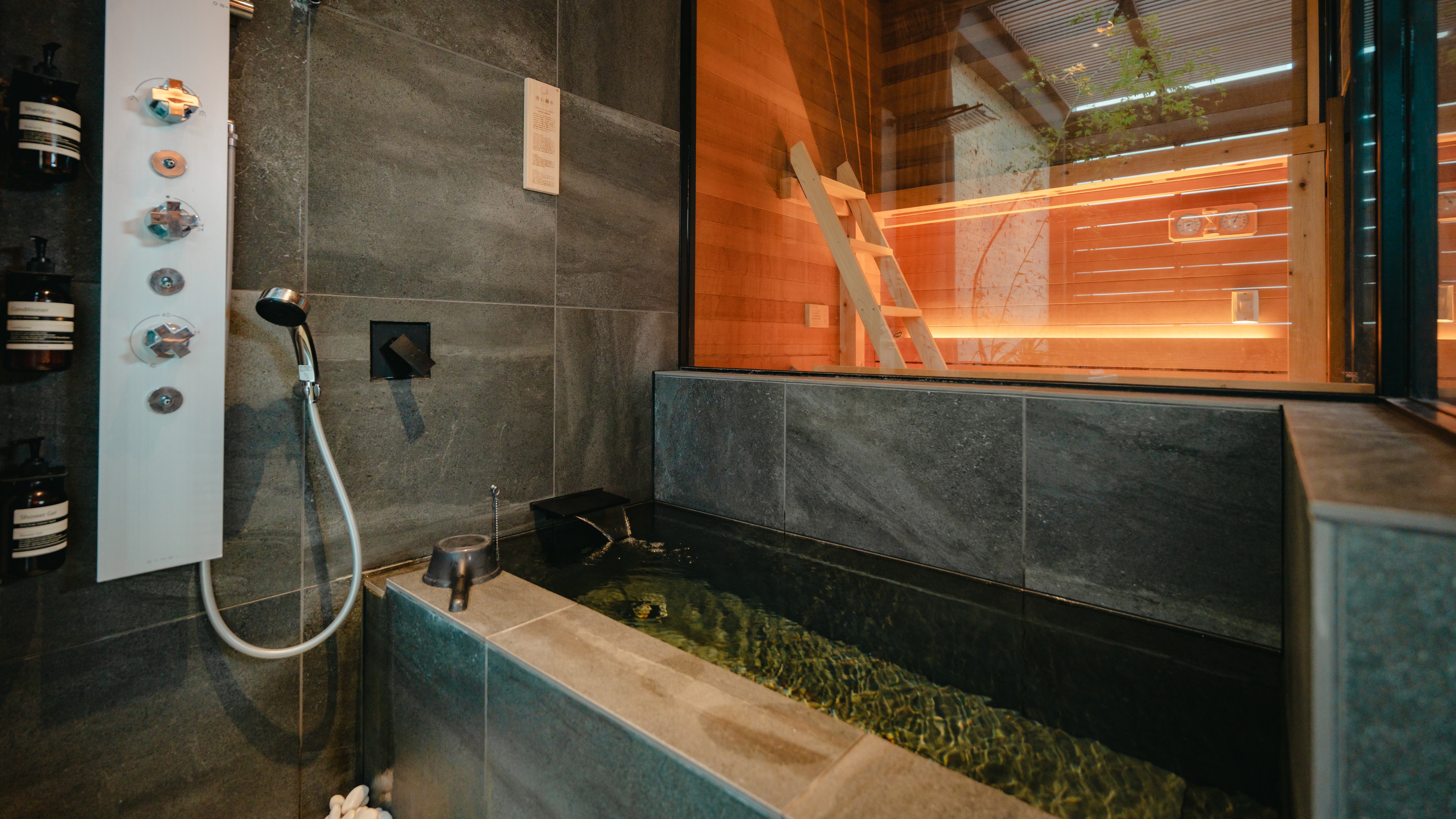 館内併設の個室サウナルーム（SAUNA Giraffe 天神）