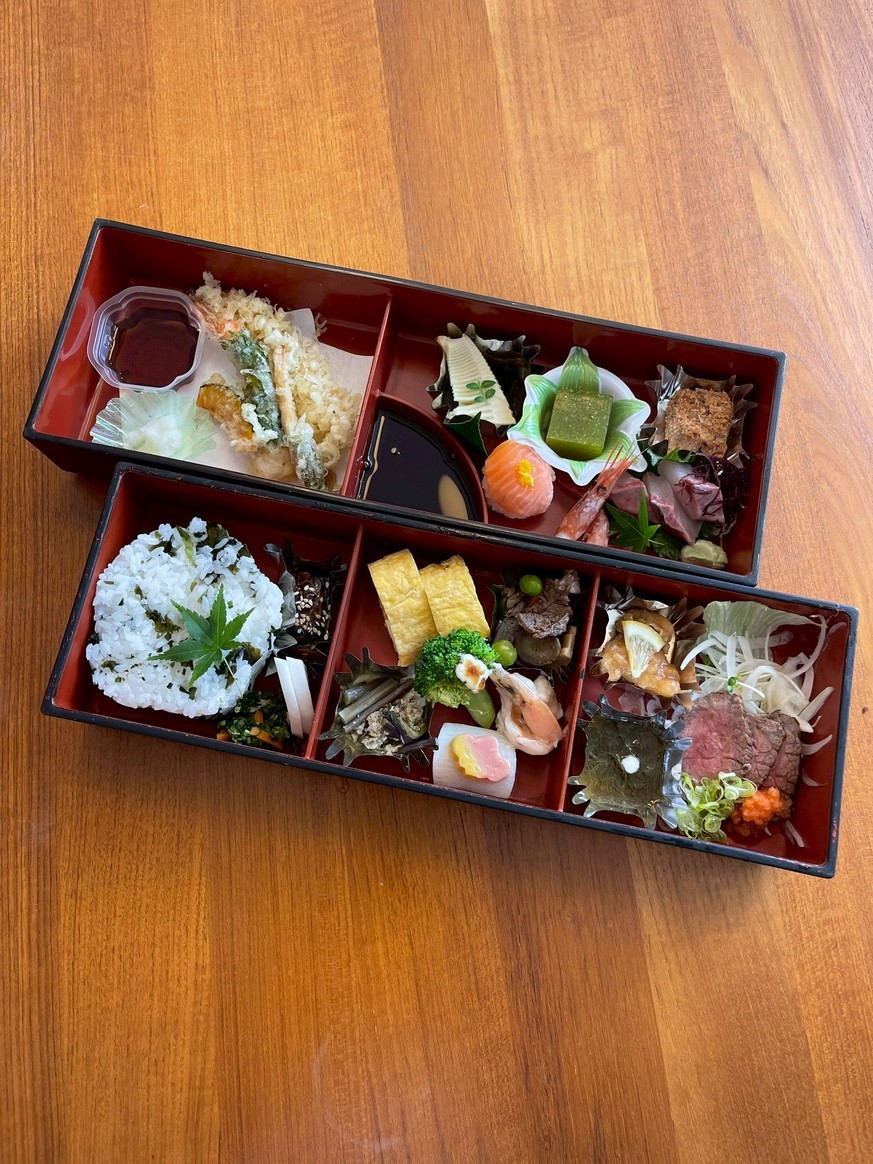 地元仕出し店の二段弁当で、お部屋で食事とサウナを満喫できるプラン★★★
