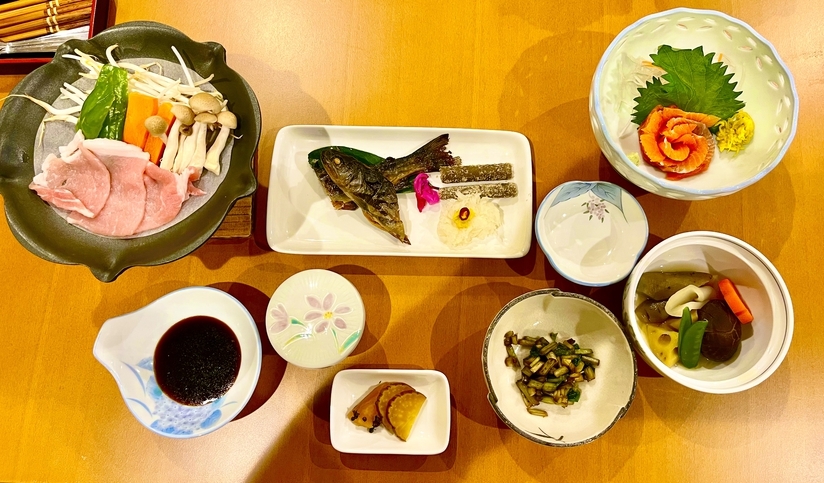 【夕食付】近隣ペンションでいただく地元産食材の特製会席×源泉かけ流し温泉