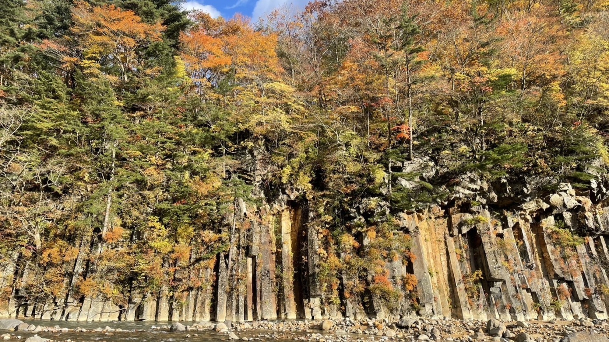 秋・松川渓谷・玄武岩の紅葉