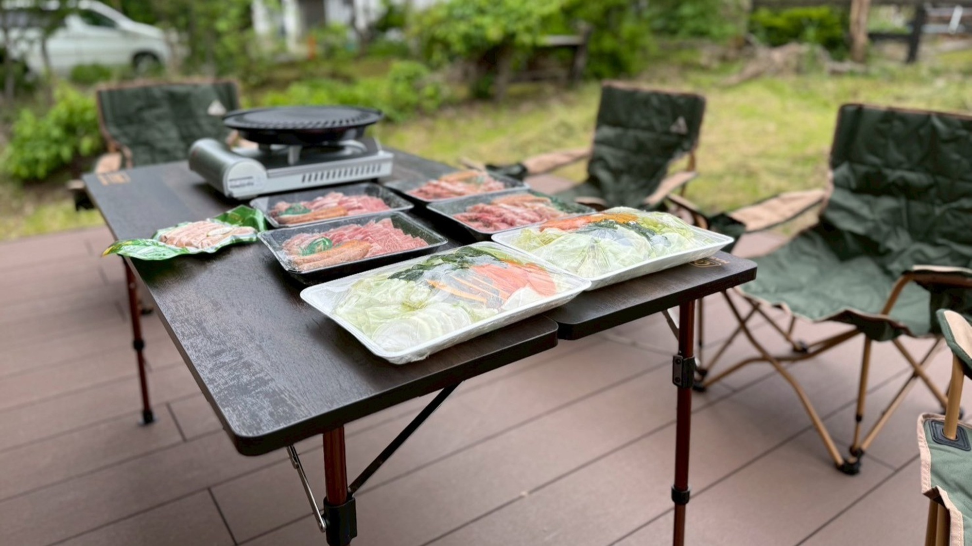 緑に囲まれたウッドデッキでわいわいバーベキュー