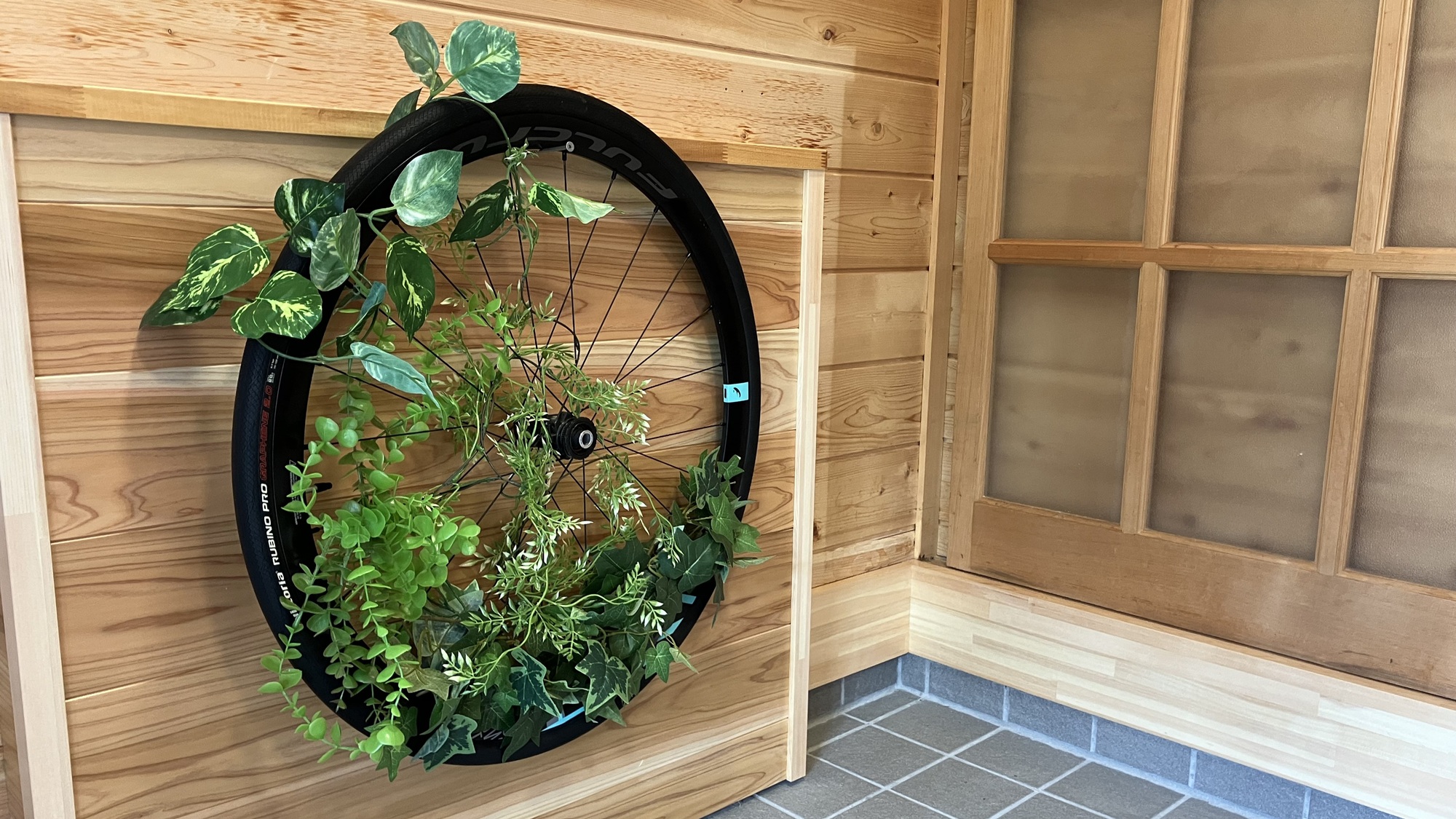 玄関｜ホイールアートがお出迎え