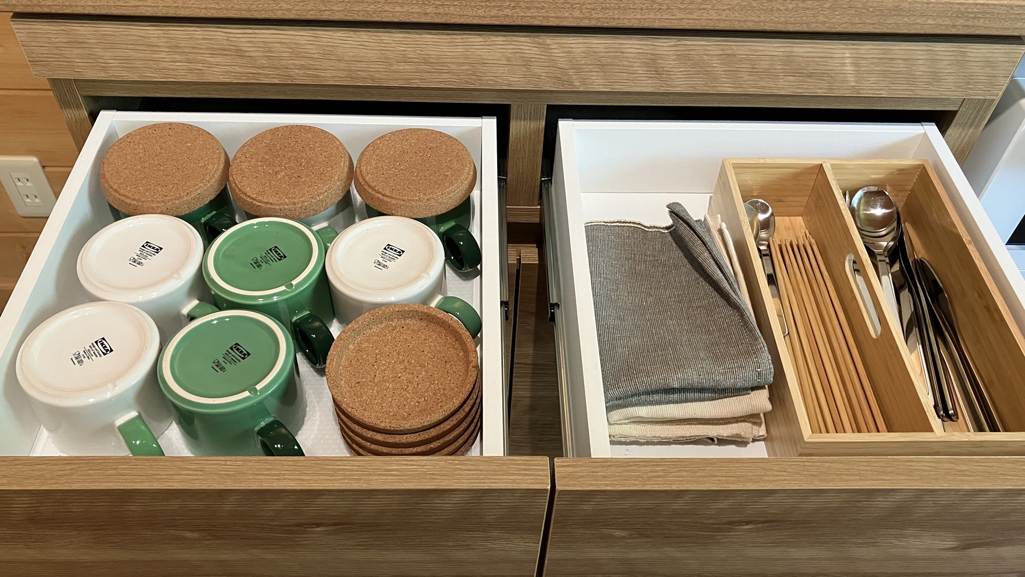 キッチン｜マグカップ、カトラリーも充実