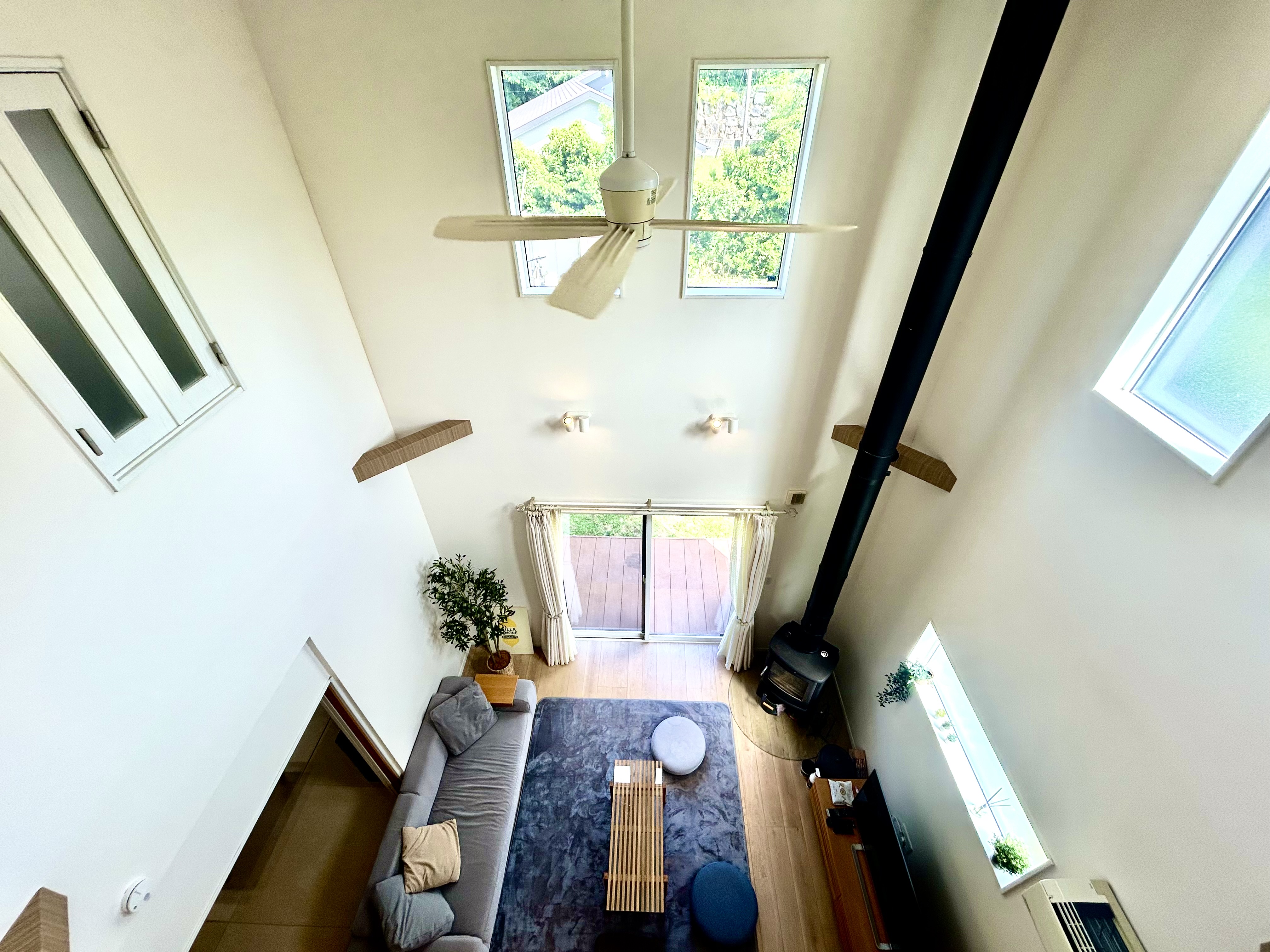 リビングは開放的な吹き抜けです