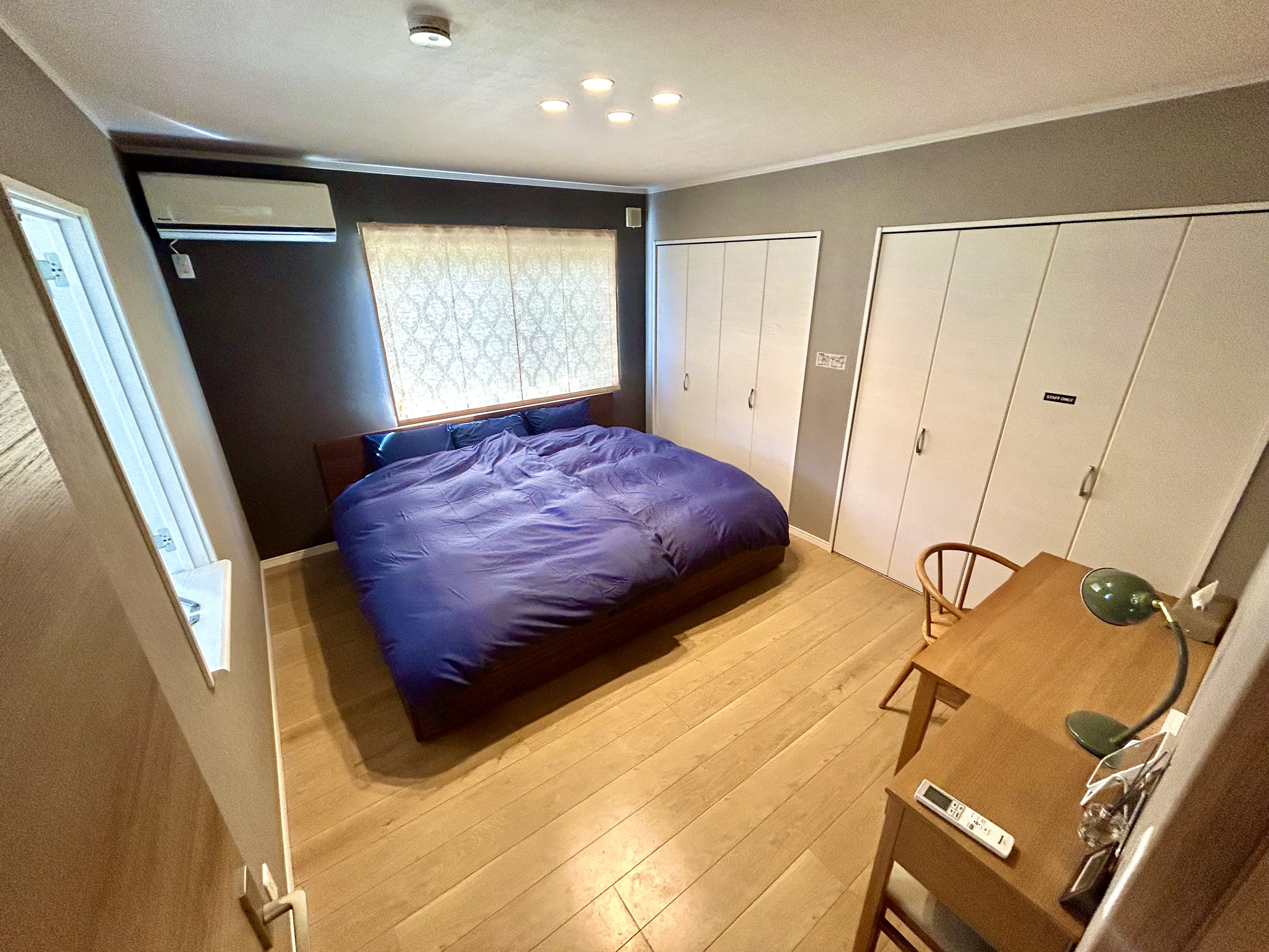 広々としたベッドルーム（ファミリーキングサイズベッド）