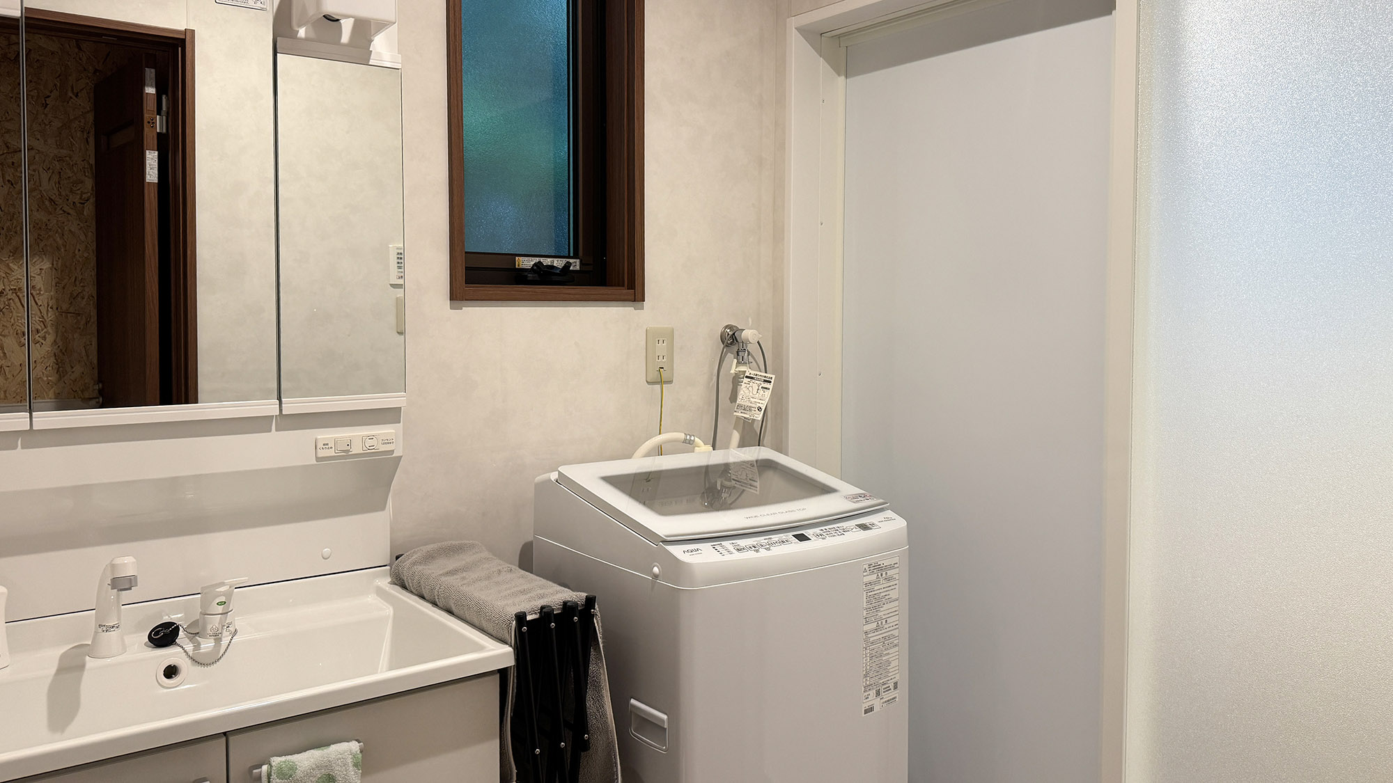 ・【洗面所】洗濯機をご用意。遊んで汚れた服もすぐに洗えて、長期滞在でも安心♪