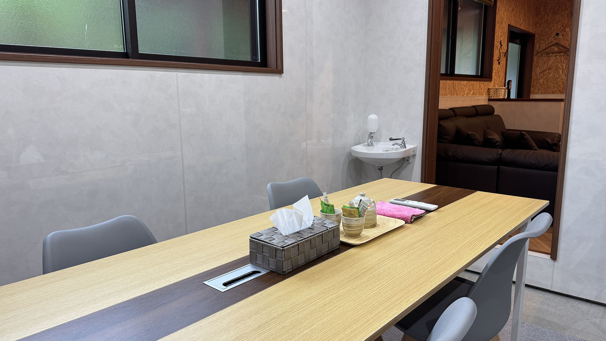 ・【ダイニング】家族との団らんに最適なダイニングテーブル。思い出に残る素敵な時間を