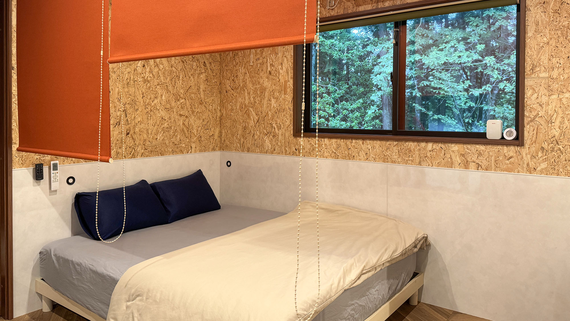 ・【寝室１】お部屋の窓から豊かな自然を満喫。ダイニングと仕切ってのお休みも可能です