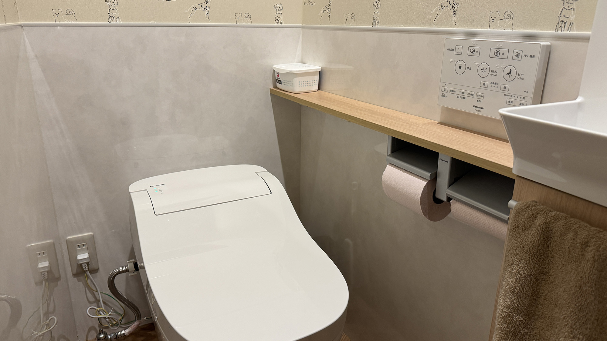 ・【トイレ】清潔感あふれる洗浄機付きトイレ。かわいい犬柄の壁が、空間を明るく彩ります