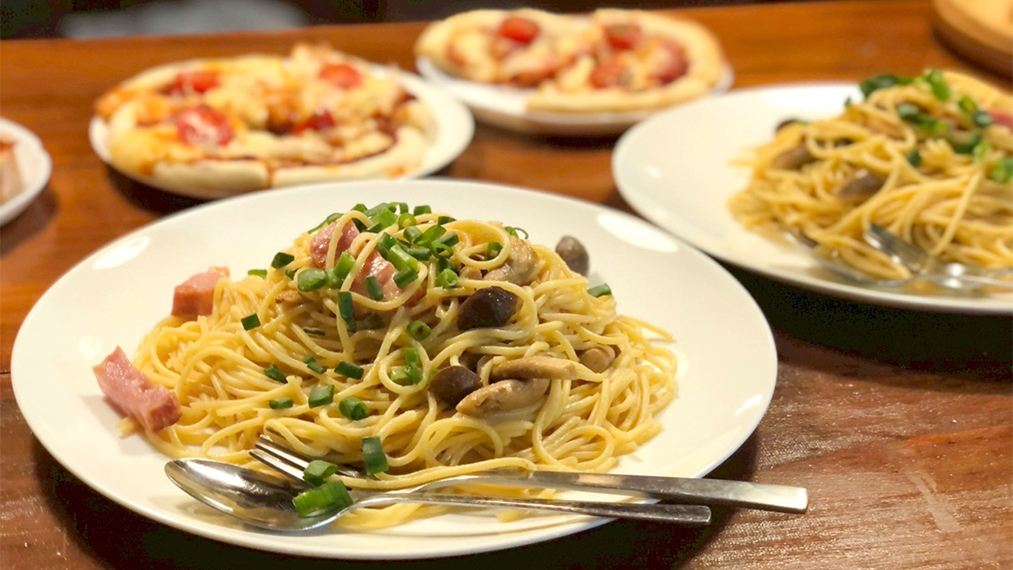 ・【お食事】食欲をそそる香り豊かなパスタやこんがり焼けたピザはいかがですか？