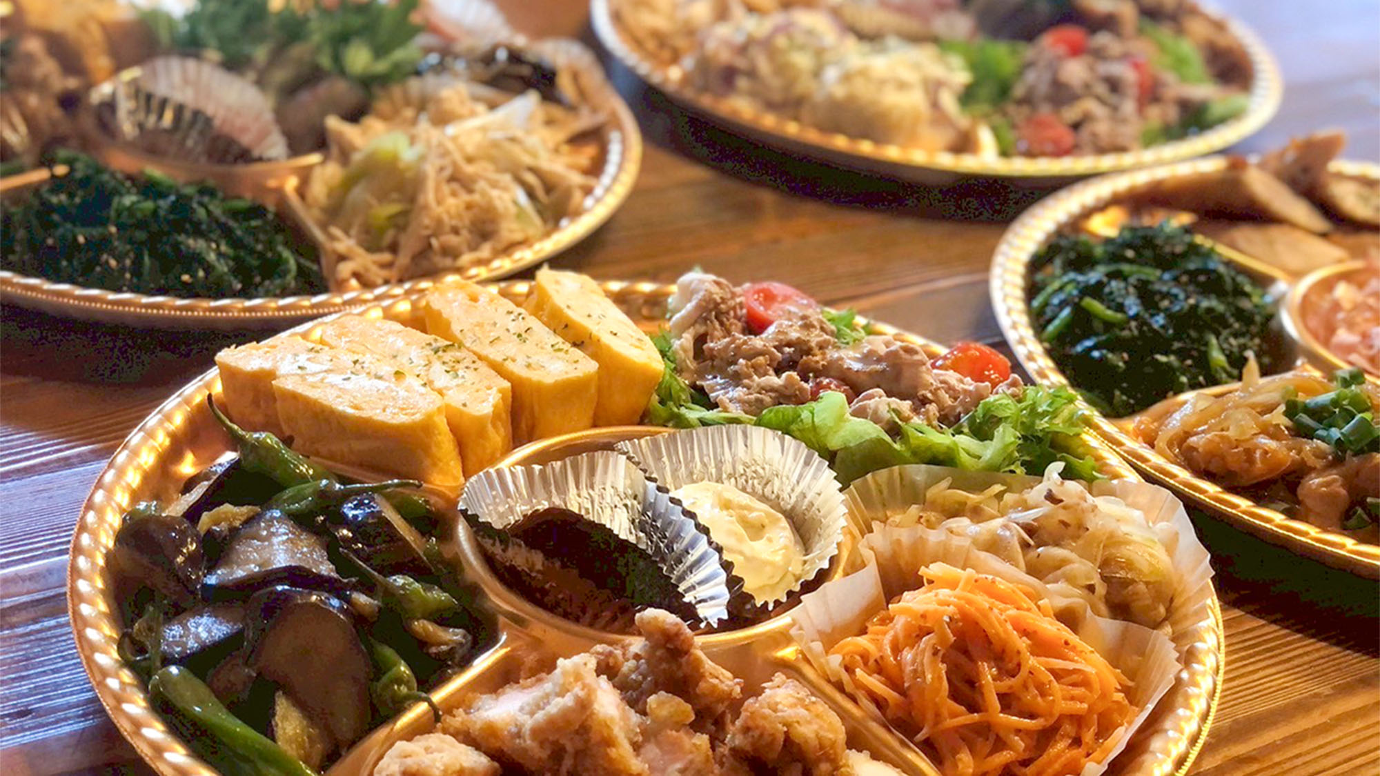 ・【お食事】いろんな味を少しずつ　みんなでワイワイ楽しいひとときをお過ごしください