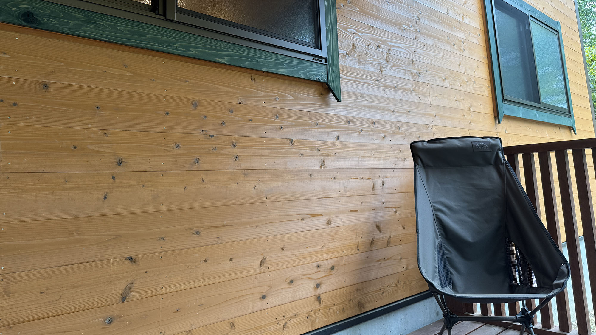 ・【エントランス】テラスには椅子をご用意。ドッグランで遊ぶワンちゃんを見守ることができます