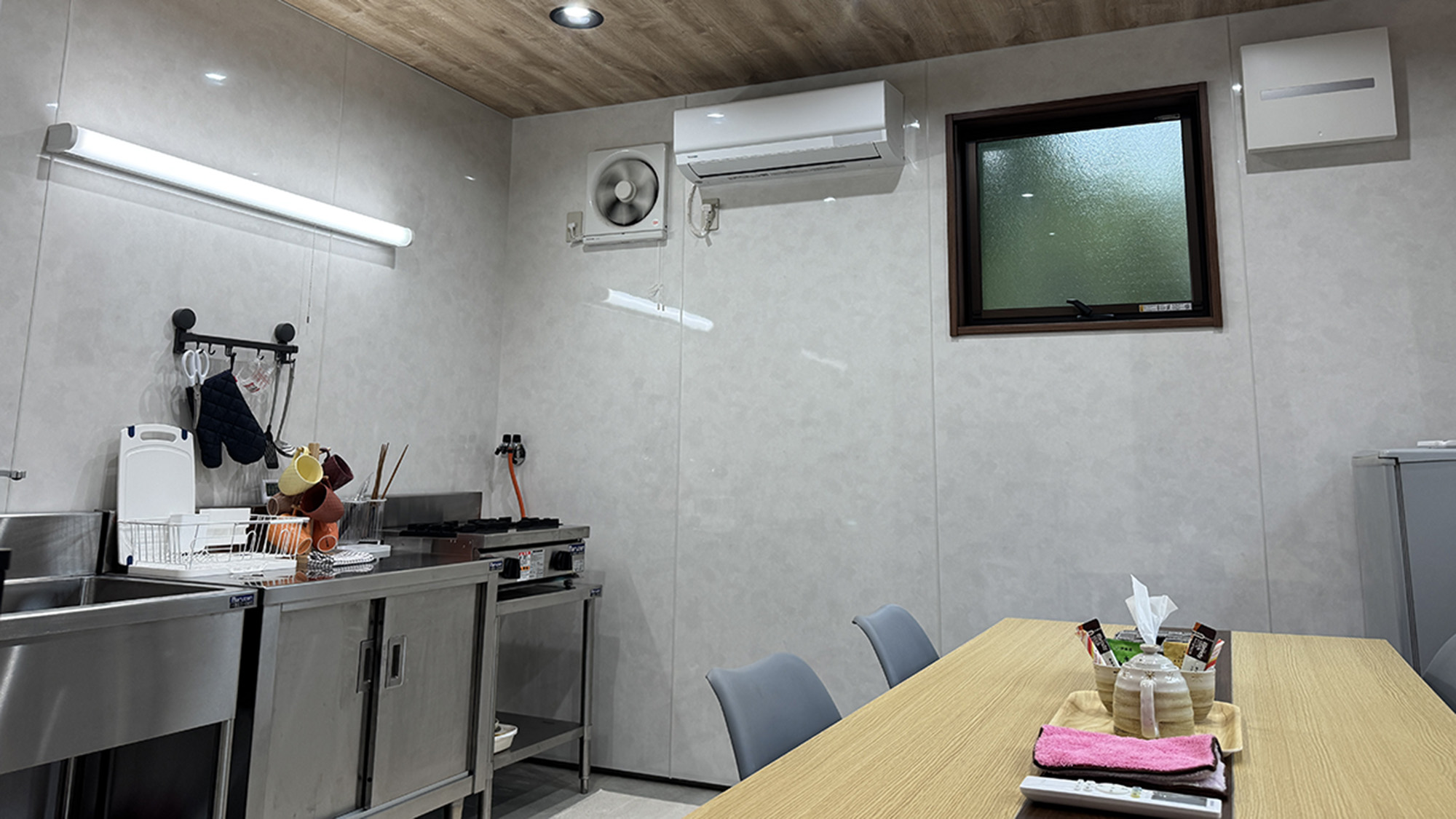 ・【ダイニング】ダイニングキッチンで調理も食事も楽しめます。旅先でも家にいるような安心感♪