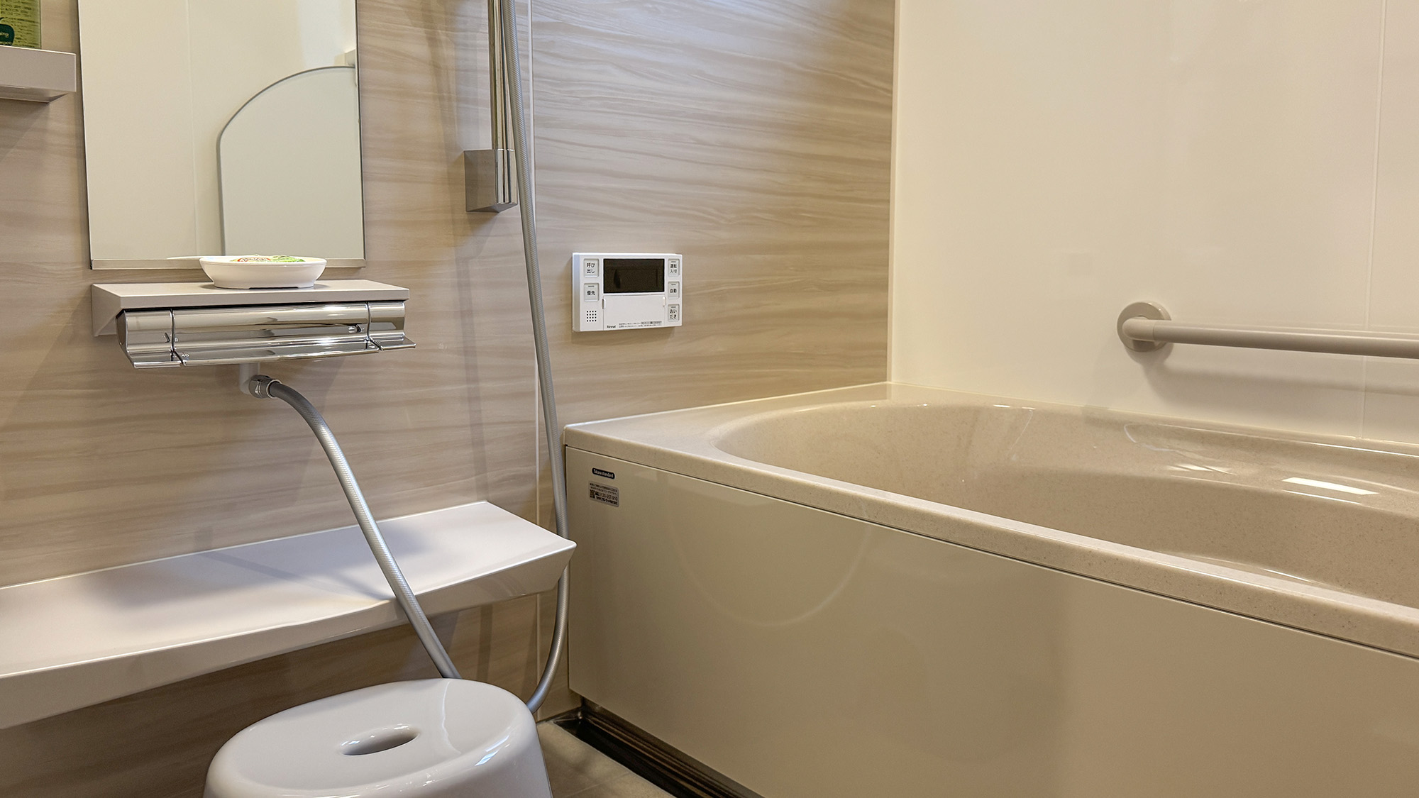 ・【バスルーム】バスタブ付のお風呂。ゆったりお風呂に浸かり、日々の疲れを癒してください