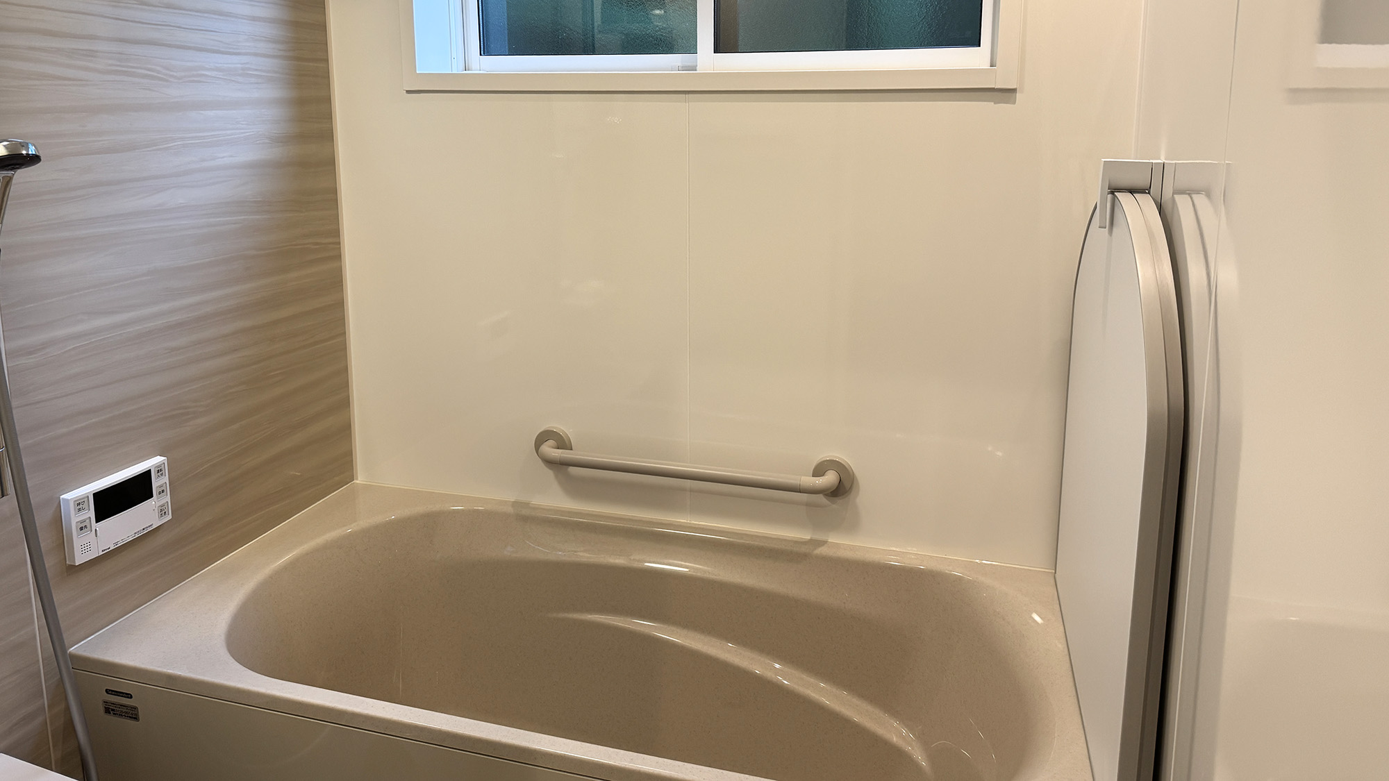 ・【バスルーム】温度調節や追い炊き可能！いつでも温かいお風呂でリフレッシュできます