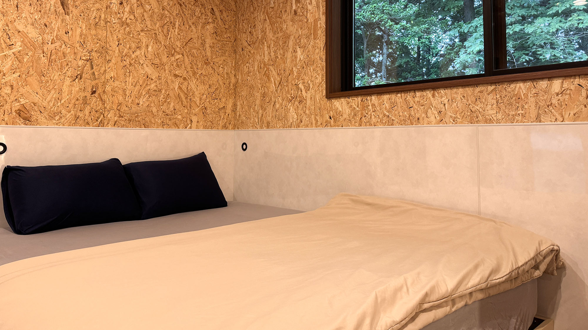 ・【寝室１】窓から差し込む日差しを浴び、目覚めの良い朝をお過ごしください