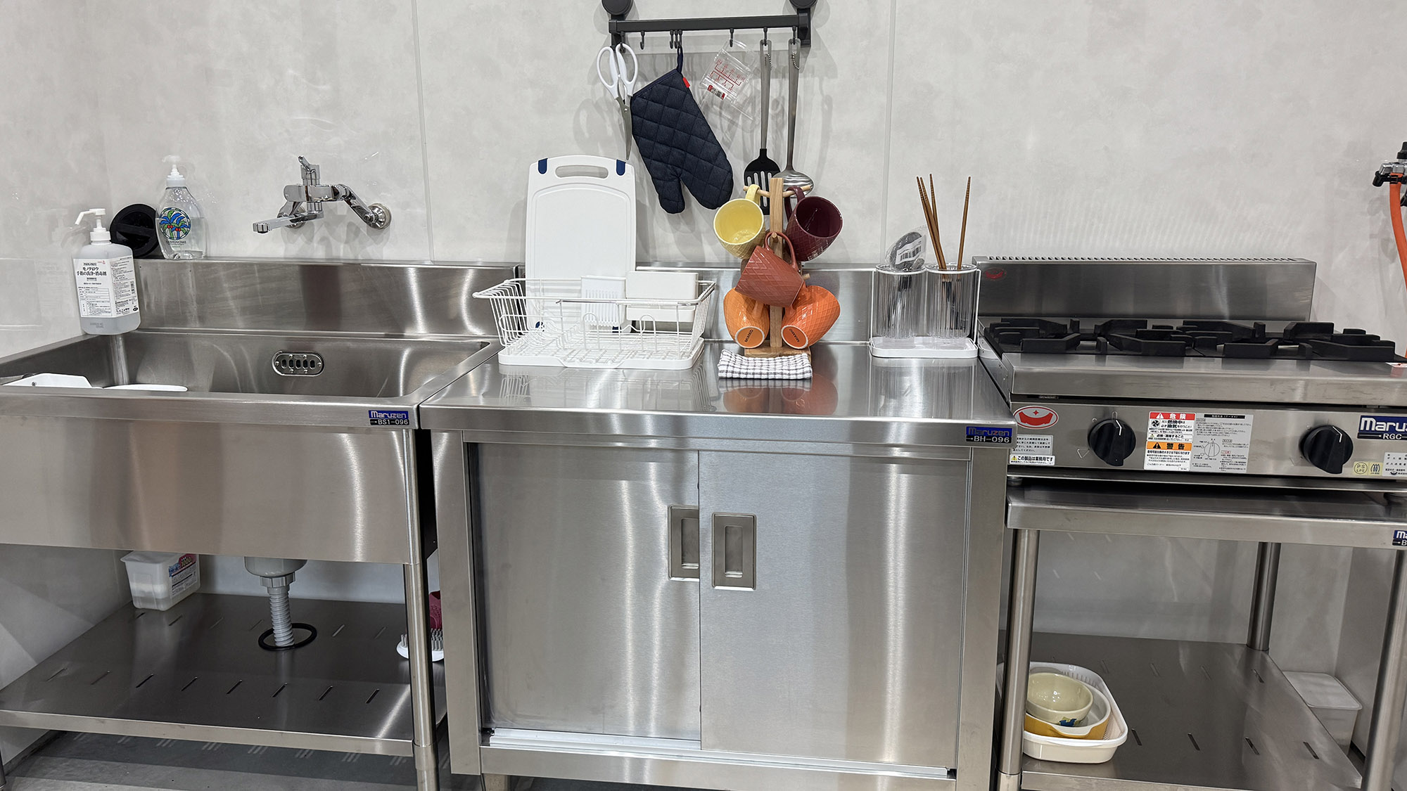 ・【キッチン】2口ガスコンロ完備。調理器具・食器類のご用意もございます