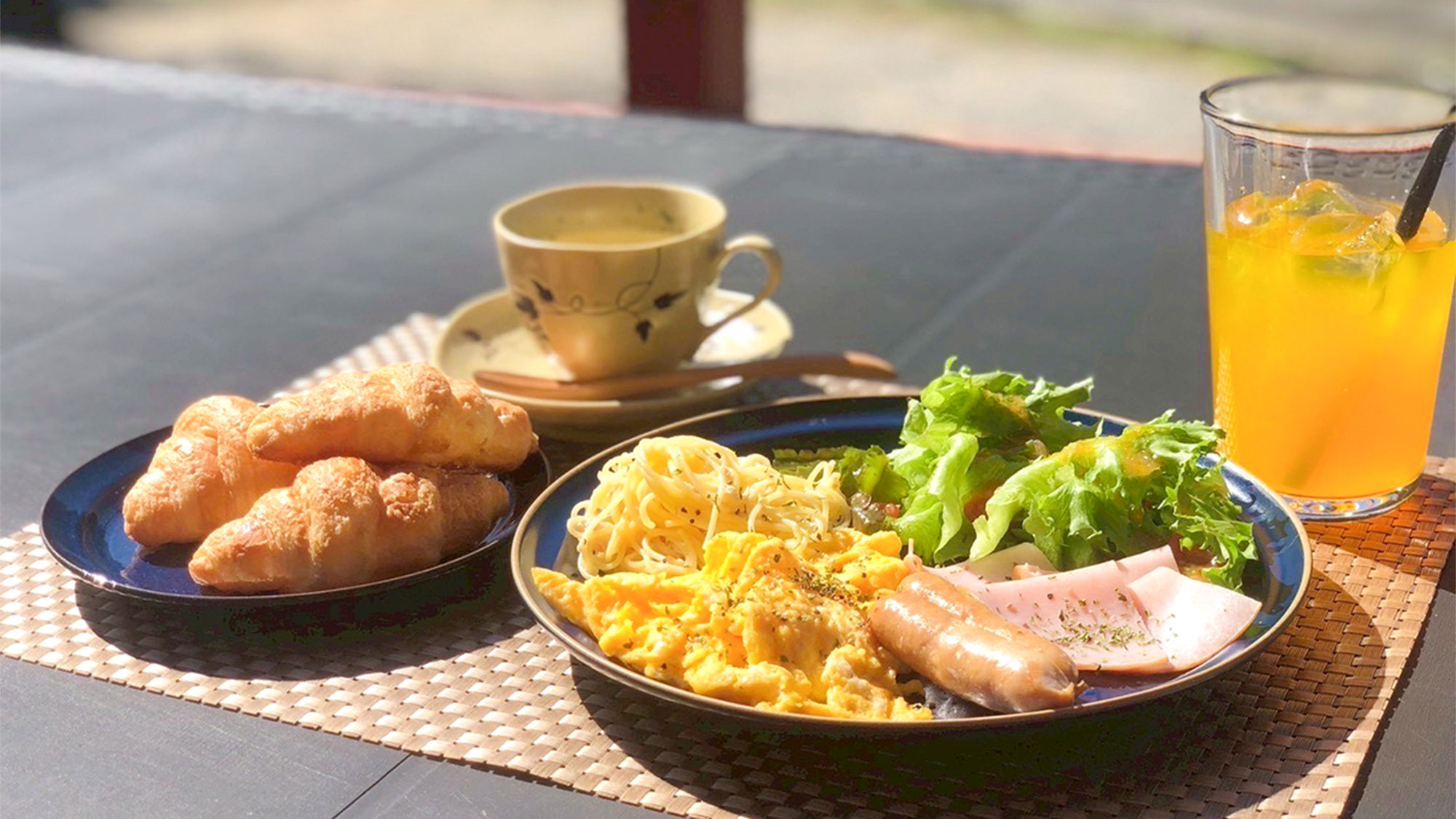 ・【洋朝食】ふわふわエッグにパンの香ばしい香りが食欲をそそる　フレッシュなサラダとジュース