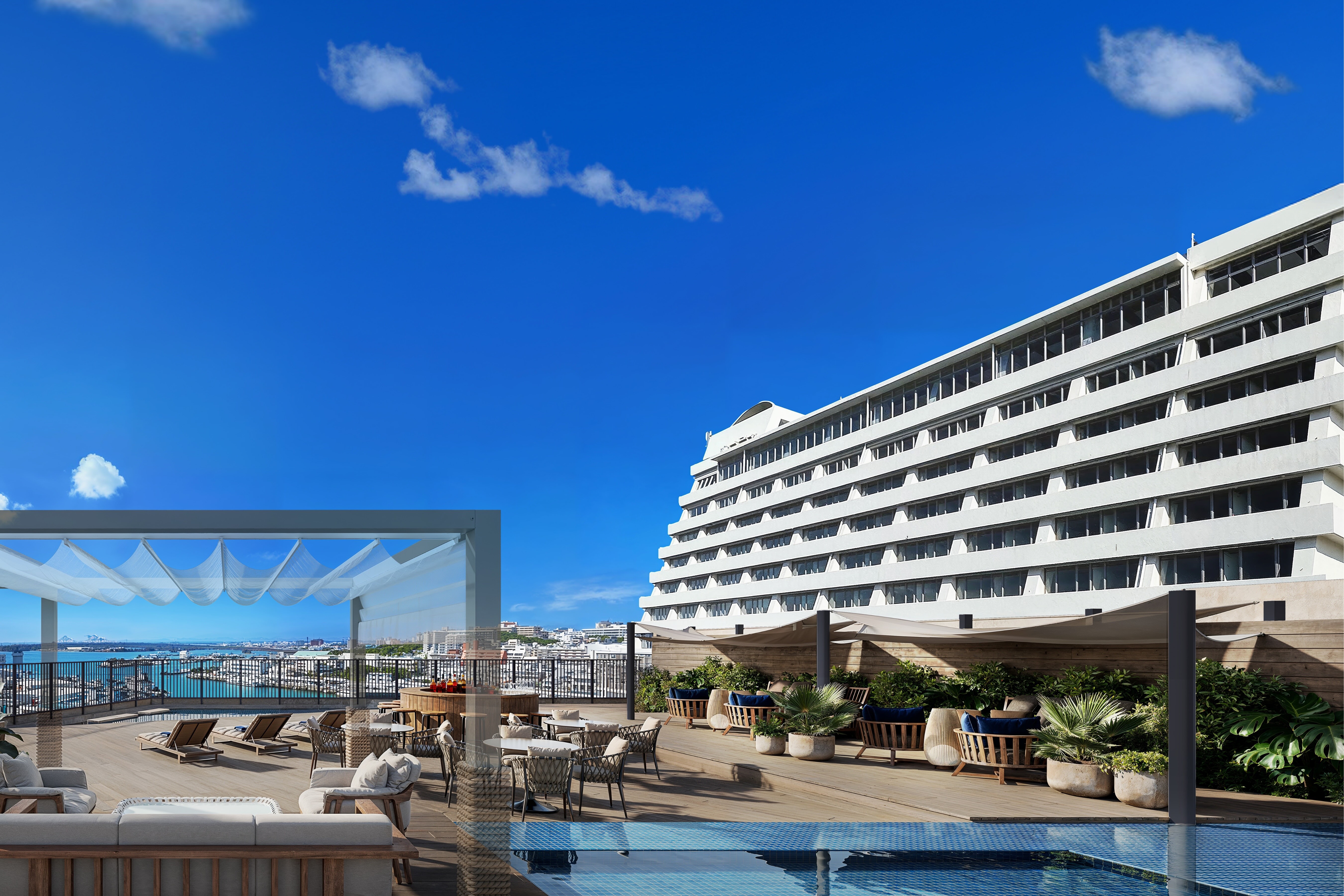 8階宿泊者専用のルーフトップテラス。 海を一望できる空間をご用意しております。