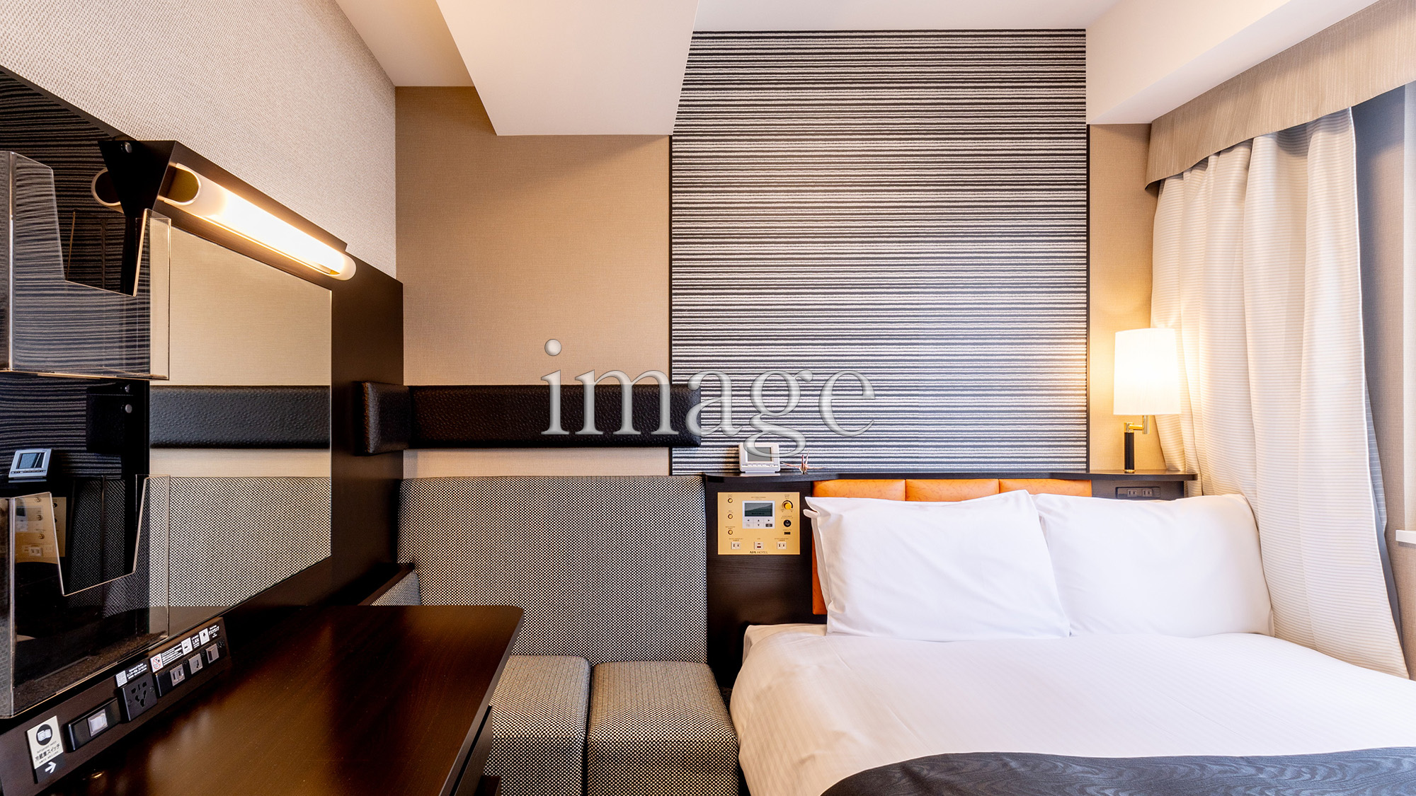 広さ：11㎡/ベッド幅：140cm&times;1台　ソファ付きのお部屋でゆったり。