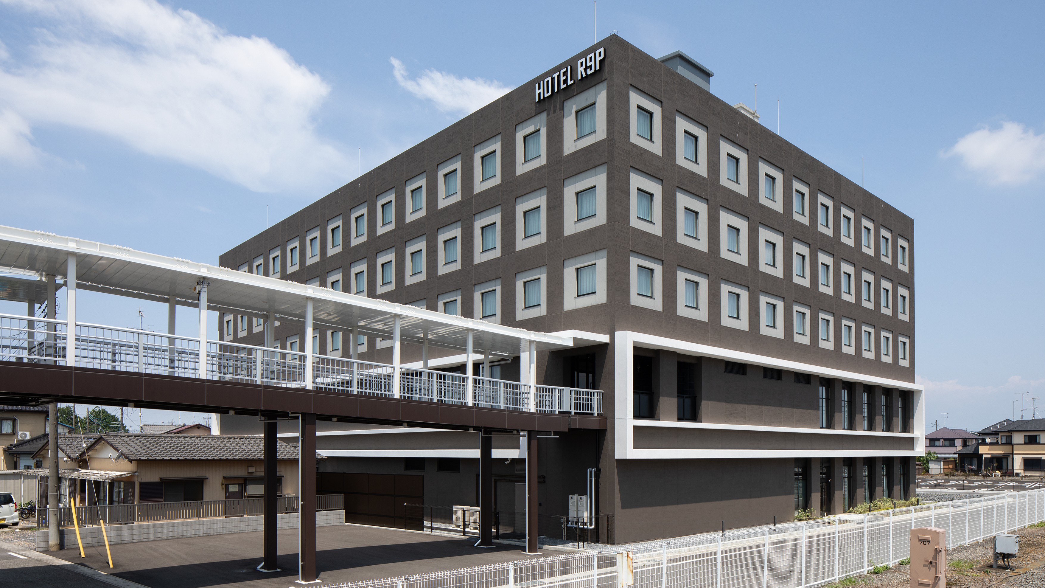 ペデストリアンデッキ直結のため、雨の日でもスムーズにご移動いただけます。