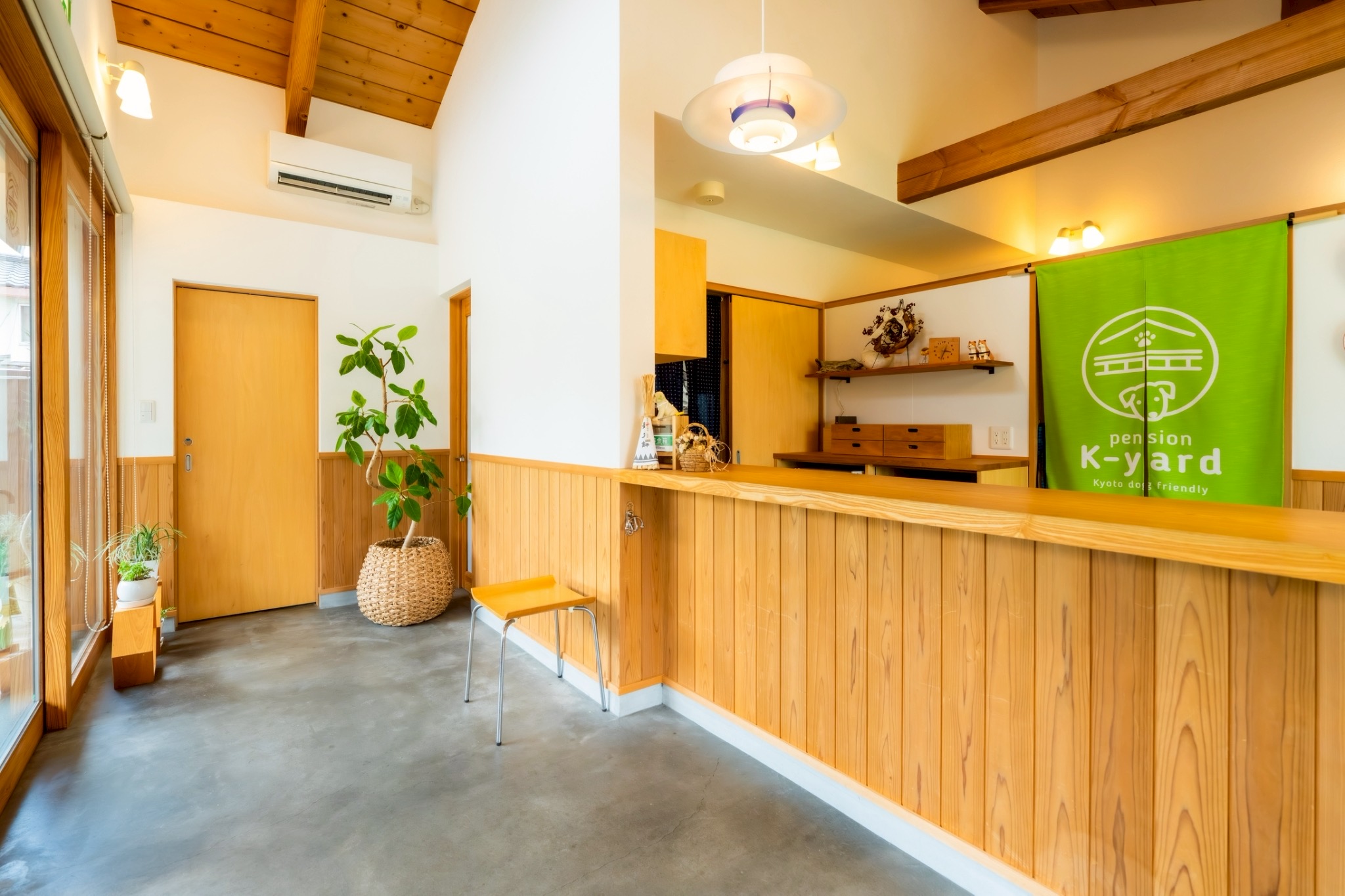 木の温もりあふれるフロント