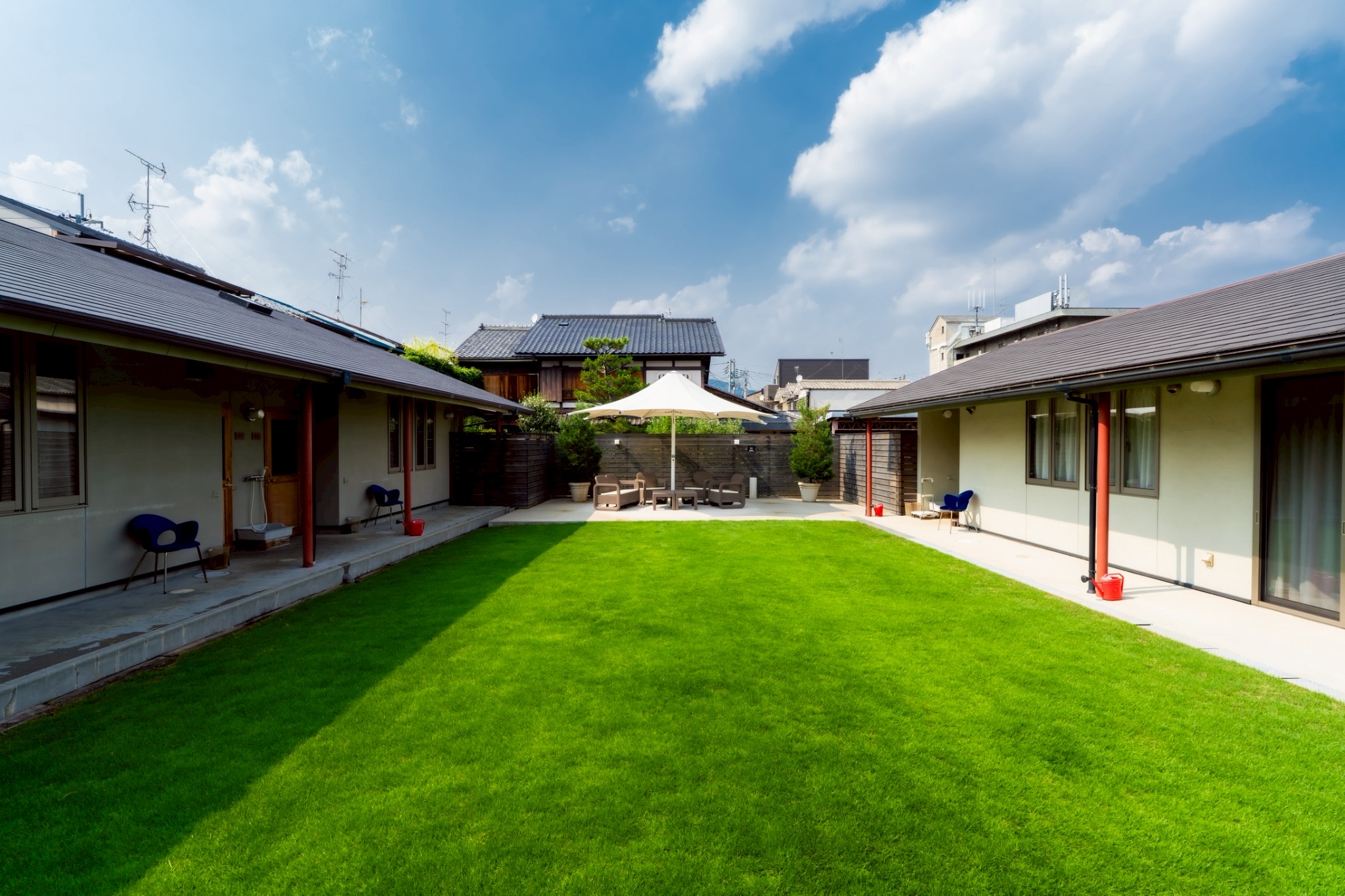 大きなパラソルの下で愛犬とくつろげます