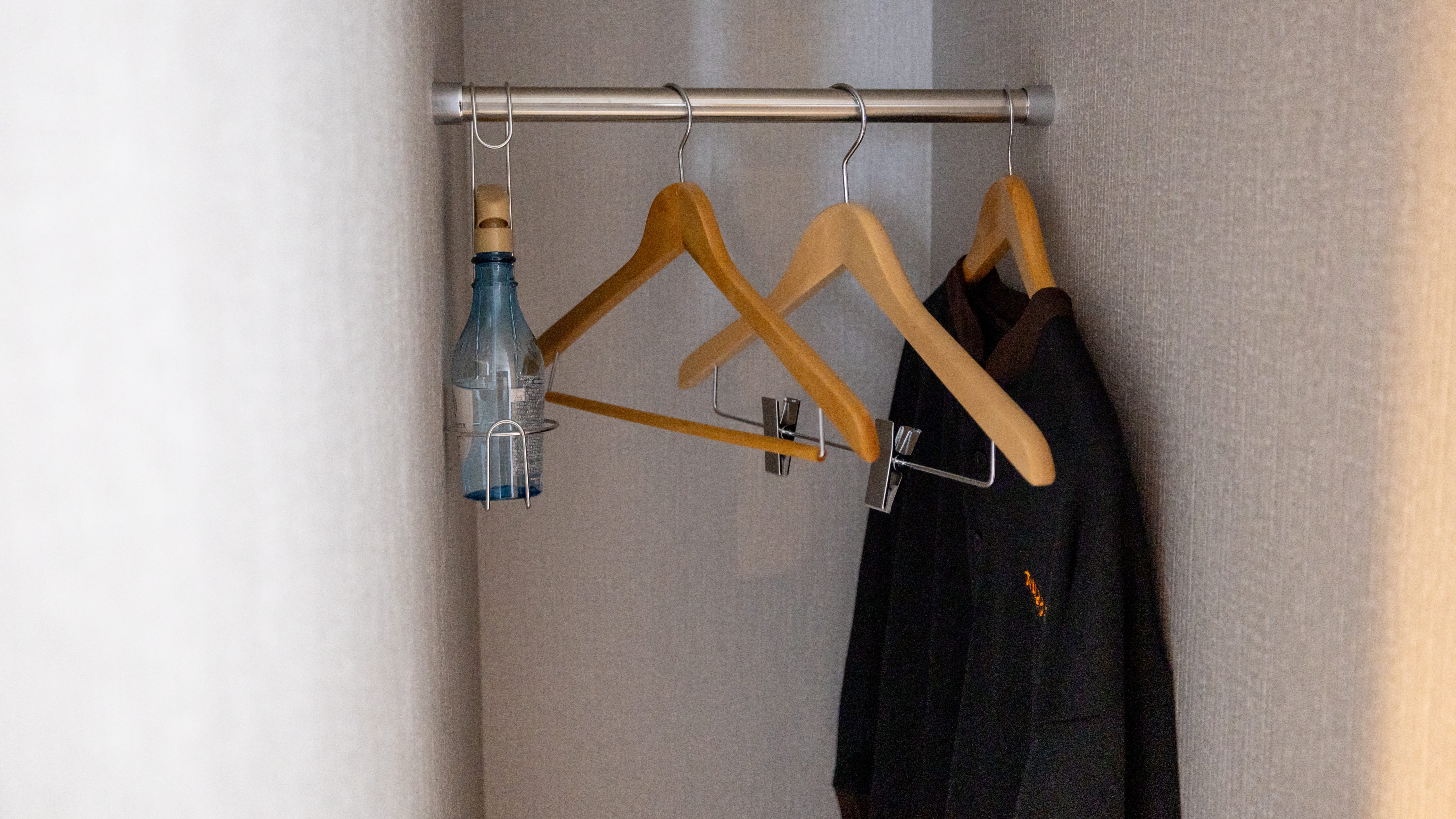 客室ハンガーラック